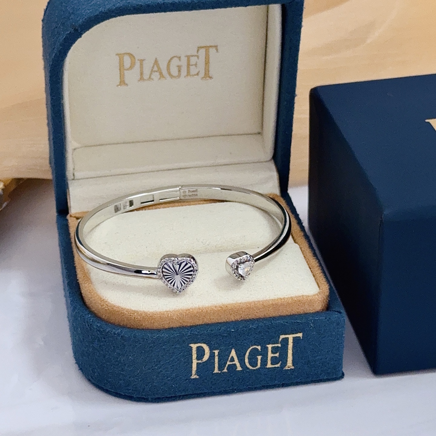 NO:705450,Piaget bracelet, high-end customized version, inlaid with diamonds, made of V gold material, showing luxury in every detail. The metal texture and texture complement each other, shining under the light, reflecting the luxury and elegance. Whether it is a business occasion or a sweet date, it can highlight the delicacy and elegance~ It is so beautiful to get it, it is definitely your dream bracelet., jewelry boutique, Piaget, bracelet19860909Piaget伯爵手镯, 高端定制版本 镶嵌钻工艺 ,V金材质 ,细节处尽显奢华.金属质感与纹理相互映衬,光线之下,熠熠生辉,体现了奢华与典雅的气质.无论是商务场合还是甜蜜约会都能凸显精致和优雅~上手都太美了,绝对是你的梦中情镯.,饰品精品,piaget,bracelet,Jewelry