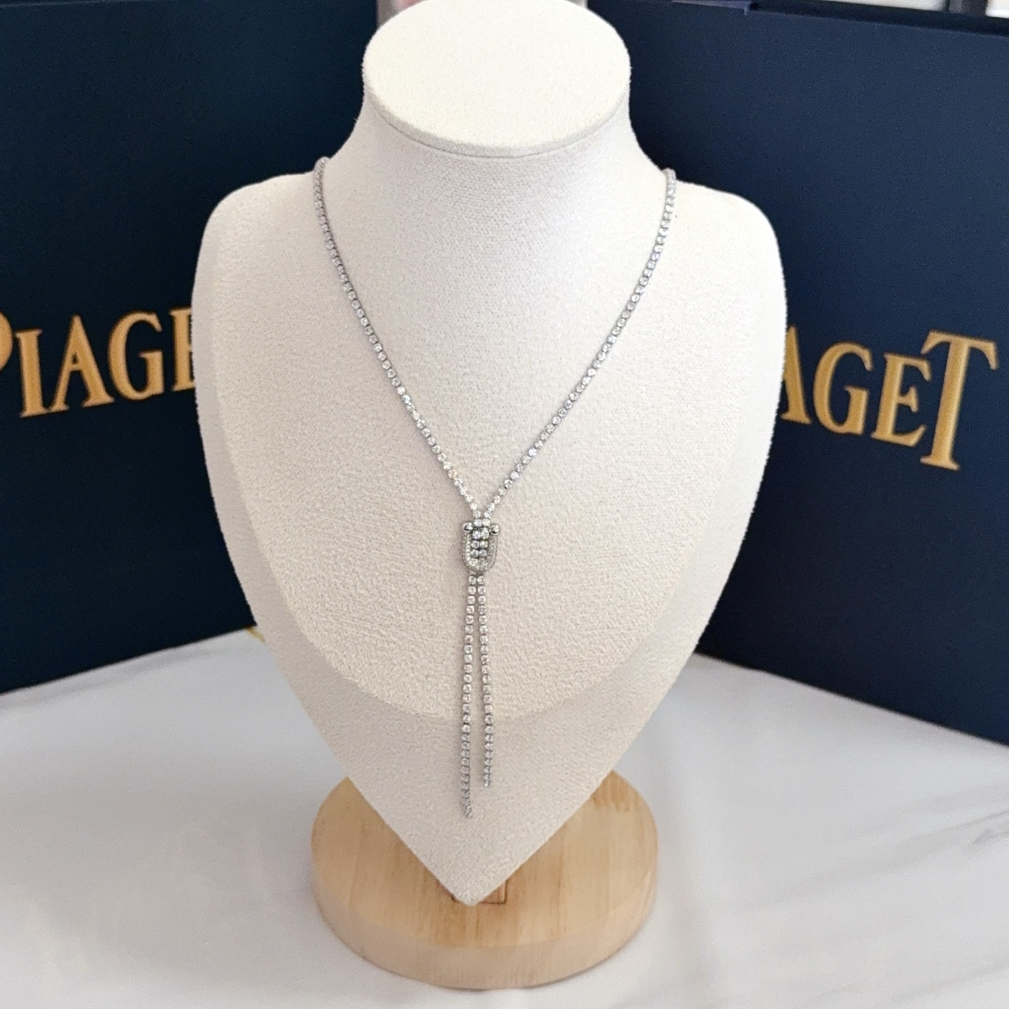 NO:705427,Piaget necklace, a high-end customized version with diamond inlay technology and V gold material, showing luxury in every detail. The metal texture and texture complement each other and shine under the light, reflecting the luxury and elegance. Whether it is a business occasion or a sweet date, it can highlight delicacy and elegance ~ so beautiful, boutique jewelry, Piaget, necklace19860909Piaget伯爵项链,高端定制版本 镶嵌钻工艺 ,V金材质 ,细节处尽显奢华.金属质感与纹理相互映衬,光线之下,熠熠生辉,体现了奢华与典雅的气质.无论是商务场合还是甜蜜约会都能凸显精致和优雅~太美了,饰品精品,piaget,necklace,Jewelry