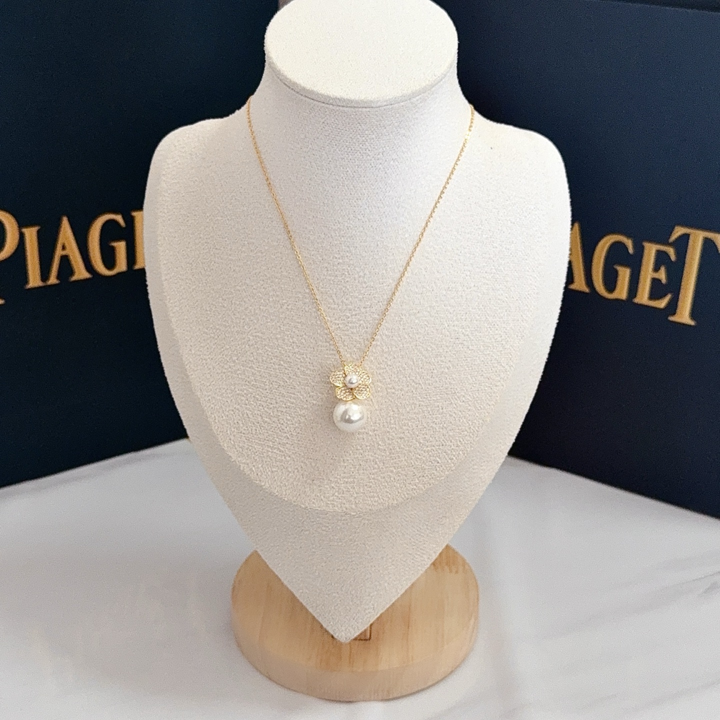 NO:705425,Piaget necklace, a high-end customized version with diamond inlay technology and V-gold material, showing luxury in every detail. The metal texture and texture complement each other and shine under the light, reflecting the luxury and elegance. Whether it is a business occasion or a sweet date, it can highlight delicacy and elegance ~ so beautiful., jewelry boutique, Piaget, necklace19860909Piaget伯爵项链,高端定制版本 镶嵌钻工艺 ,V金材质 ,细节处尽显奢华.金属质感与纹理相互映衬,光线之下,熠熠生辉,体现了奢华与典雅的气质.无论是商务场合还是甜蜜约会都能凸显精致和优雅~太美了.,饰品精品,piaget,necklace,Jewelry