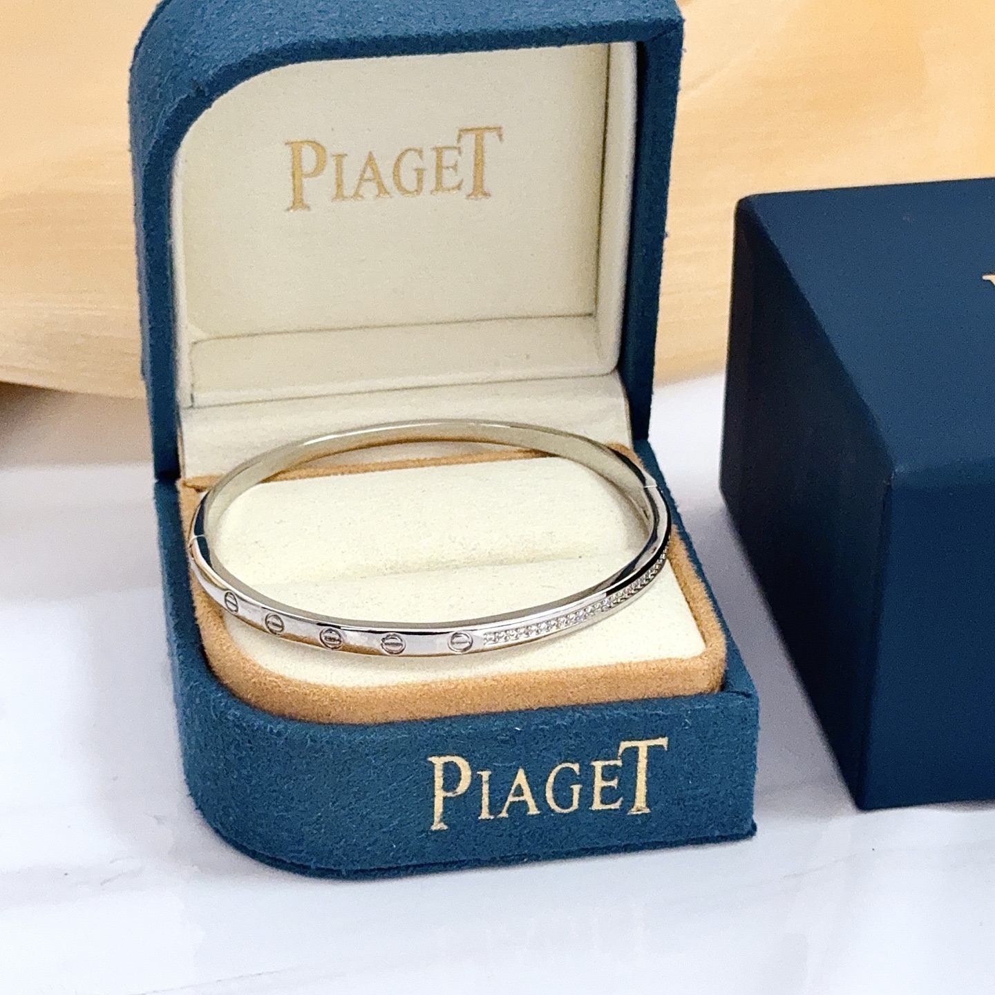 NO:705431,Piaget bracelet, high-end customized version, inlaid with diamonds, made of V gold material, showing luxury in every detail. The metal texture and texture complement each other, shining under the light, reflecting the luxury and elegance. Whether it is a business occasion or a sweet date, it can highlight the delicacy and elegance~ It is so beautiful to get it, it is definitely your dream bracelet., jewelry boutique, Piaget, bracelet19860909Piaget伯爵手镯, 高端定制版本 镶嵌钻工艺 ,V金材质 ,细节处尽显奢华.金属质感与纹理相互映衬,光线之下,熠熠生辉,体现了奢华与典雅的气质.无论是商务场合还是甜蜜约会都能凸显精致和优雅~上手都太美了,绝对是你的梦中情镯.,饰品精品,piaget,bracelet,Jewelry