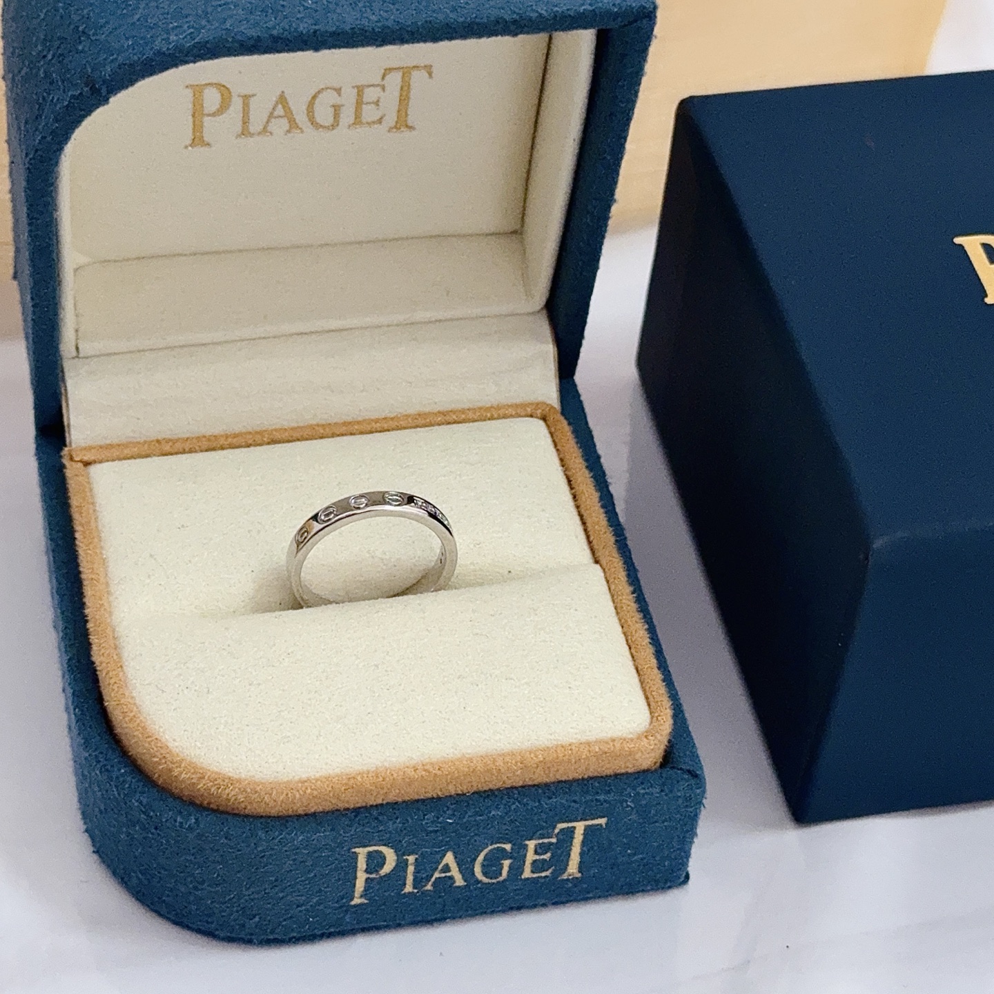 NO:705434,Piaget ring, high-end customized version, inlaid with diamonds, made of V gold, showing luxury in every detail. The metal texture and texture complement each other, shining under the light, reflecting the luxury and elegance., jewelry boutique, Piaget, ring19860909Piaget伯爵戒指,高端定制版本 镶嵌钻工艺 ,V金材质 ,细节处尽显奢华.金属质感与纹理相互映衬,光线之下,熠熠生辉,体现了奢华与典雅的气质.,饰品精品,piaget,ring,Jewelry