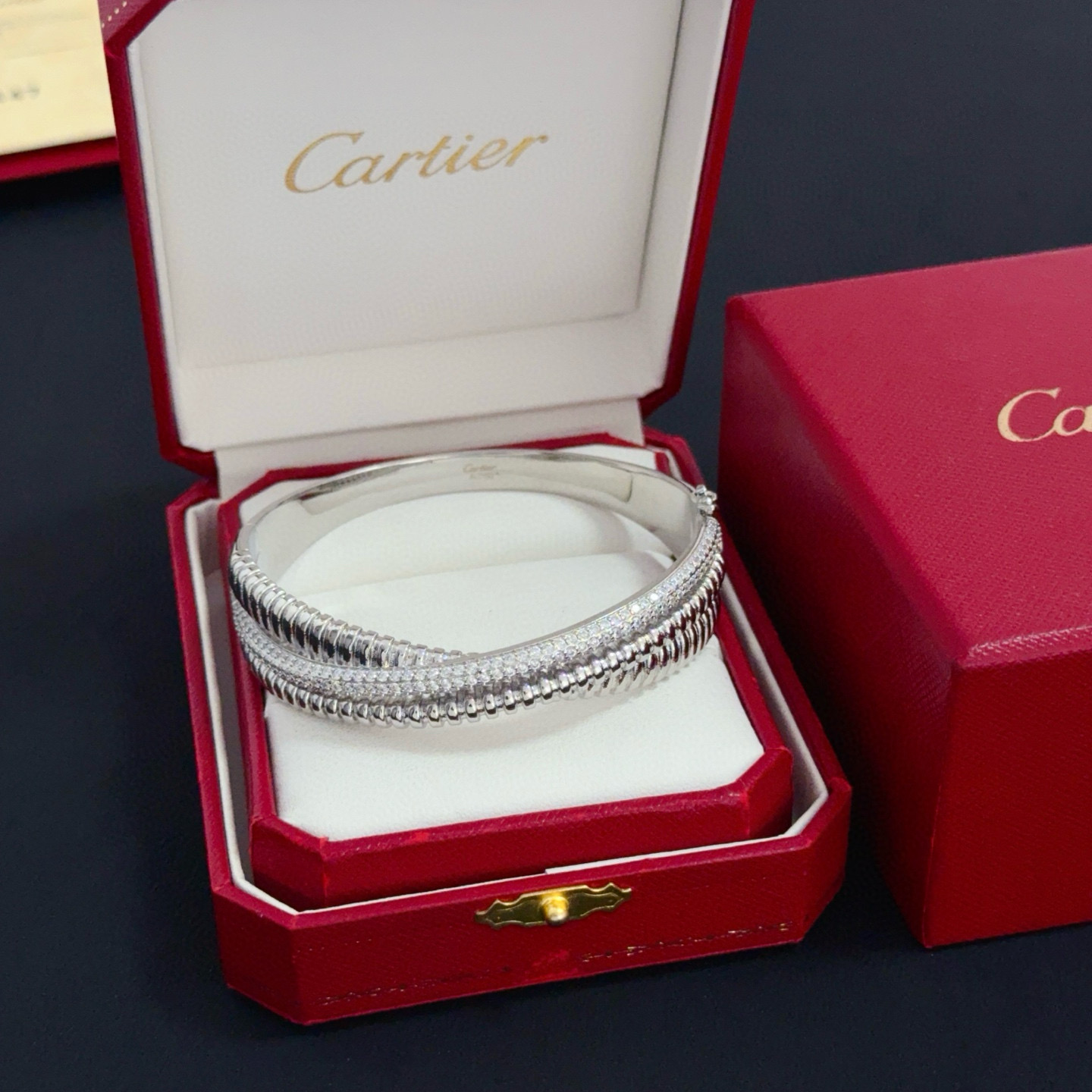 NO:705445,Cartier diamond-encrusted bracelet, high-end customized version, diamond-encrusted craftsmanship, V gold material, classic and fashionable style, reconstruct the aesthetics of love with sharp lines!  Breaking the rules, the diamond-encrusted design actually achieves the ceiling of high-end sense - no need for flashy accumulation, love should be as pure as ever. Cartier is loved by many celebrities and Internet celebrities. The Leopard series bracelet is absolutely an eternal classic, and it is not limited to men and women, and there is no age limit!  Wear it and you will be the center of attention!  , jewelry boutique, cartier, bracelet19860909卡地亚镶钻手镯 高端定制版本 镶嵌钻工艺 V金材质 经典而时尚风格 用凌厉线条重构爱情美学！打破常规,镶嵌钻设计反而成就高级感天花板——无需浮华堆砌,爱本应纯粹如初 卡地亚受众多明星网红的爱戴 豹子系列手镯 绝对是永恒经典 而且男女不限 年龄不限 ！戴上它你就是焦点！,饰品精品,cartier,bracelet,Jewelry