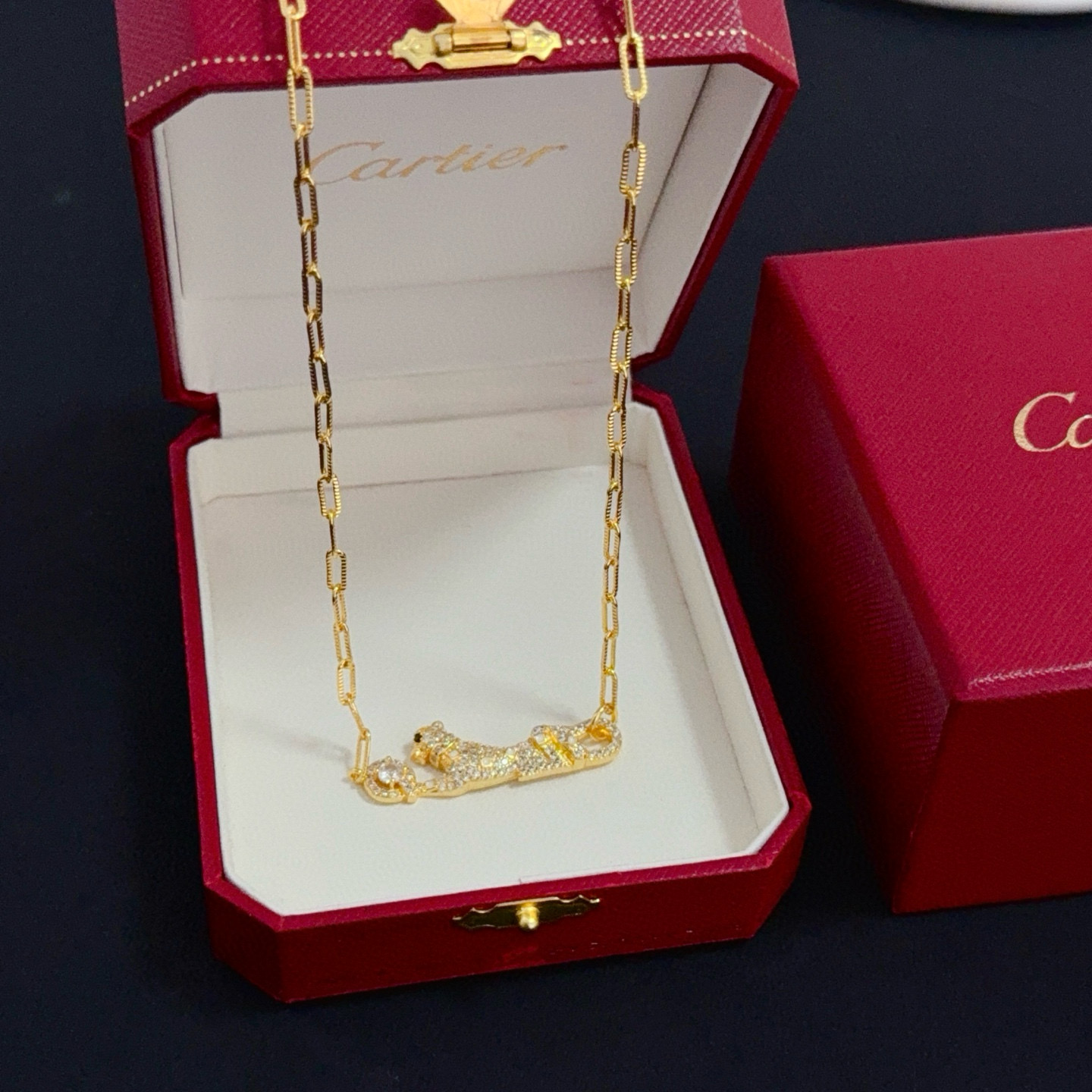 NO:705426,Cartier cheetah necklace, high-end customized version, inlaid with diamond craftsmanship, V gold material, classic and fashionable style, reconstructing the aesthetics of love with sharp lines!  Breaking the rules, the diamond-encrusted design actually achieves the ceiling of high-end sense - no need for flashy accumulation, love should be as pure as ever. Cartier is loved by many celebrities and Internet celebrities. The Leopard series bracelet is absolutely an eternal classic, and it is not limited to men and women, and there is no age limit!  Wear it and you will be the center of attention!  , jewelry boutique,cartier,necklace,bracelet19860909卡地亚猎豹项链 高端定制版本 镶嵌钻工艺 V金材质 经典而时尚风格 用凌厉线条重构爱情美学！打破常规,镶嵌钻设计反而成就高级感天花板——无需浮华堆砌,爱本应纯粹如初 卡地亚受众多明星网红的爱戴 豹子系列手镯 绝对是永恒经典 而且男女不限 年龄不限 ！戴上它你就是焦点！,饰品精品,cartier,necklace,bracelet,Jewelry