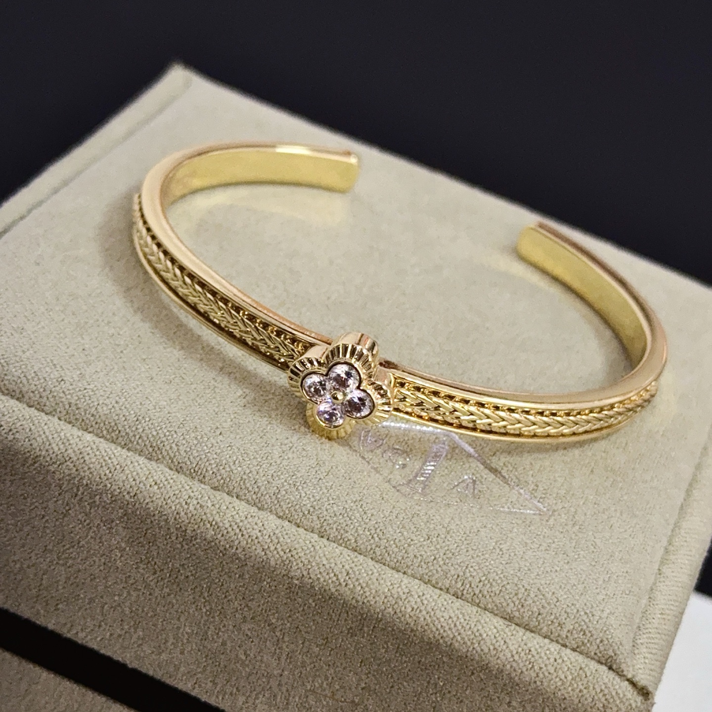 Van Cleef Arpels Alhambra bracelet gold metal clear diamond 17cm