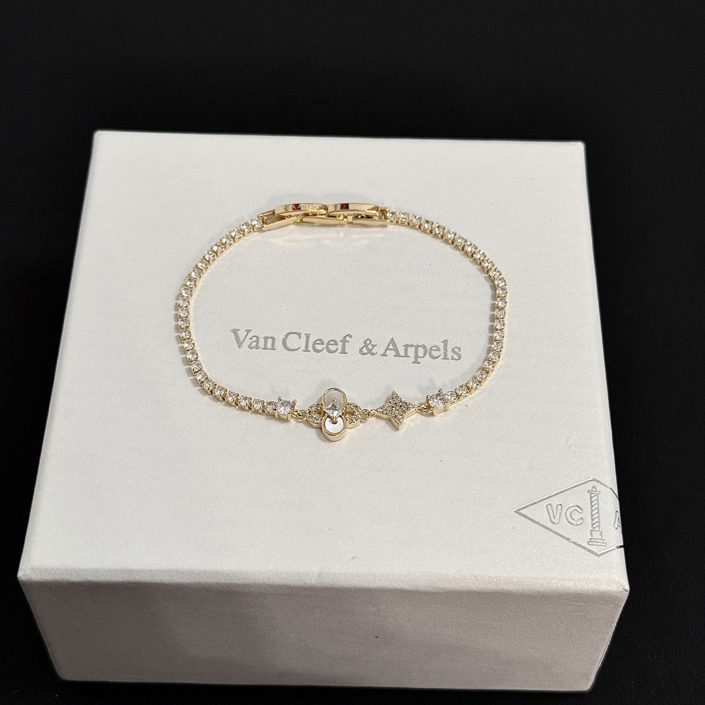 Bracelet Van Cleef Arpels Alhambra en or jaune avec accents de diamants clairs et détail en nacre 17 cm