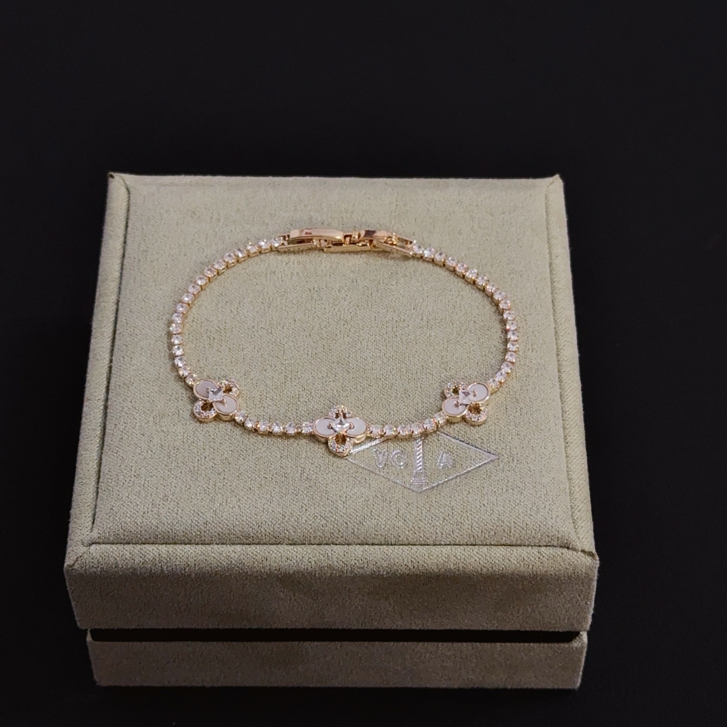 Van Cleef Arpels Alhambra bracelet Yellow gold with white mother-of-pearl and clear diamonds 17cm