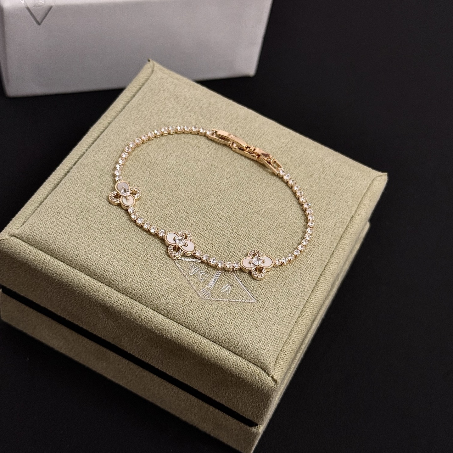 Van Cleef Arpels Alhambra bracelet Yellow gold with white mother-of-pearl and clear diamonds 17cm