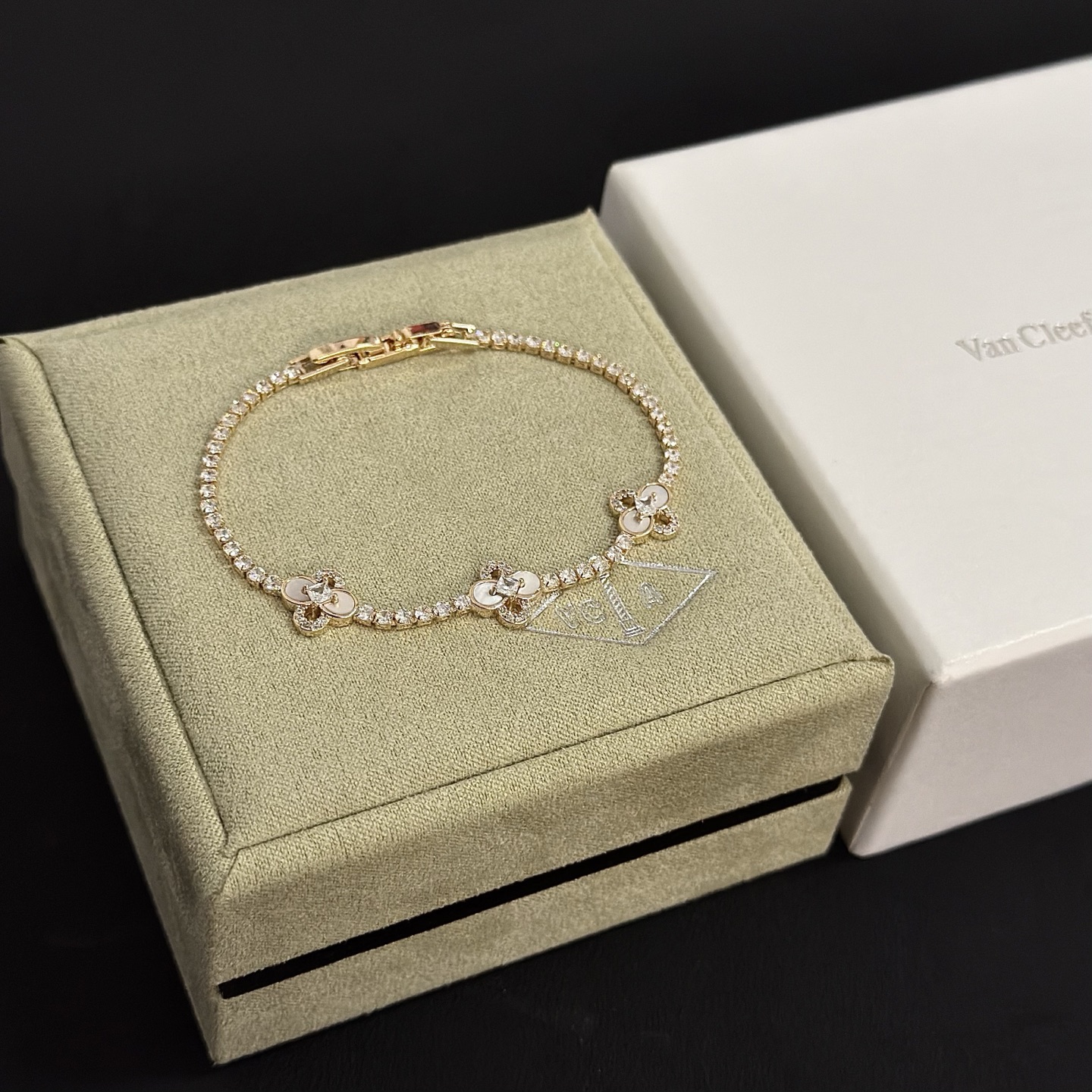 Van Cleef Arpels Alhambra bracelet Yellow gold with white mother-of-pearl and clear diamonds 17cm