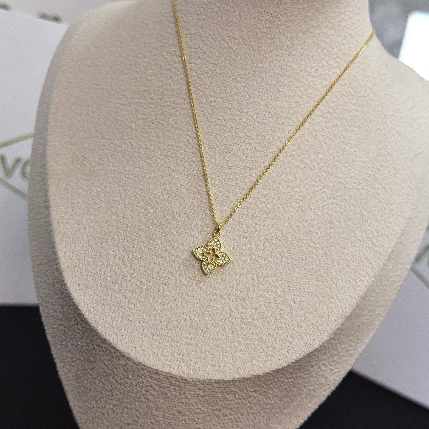 Collar con colgante de diamantes y trébol de cuatro hojas Alhambra de Van Cleef Arpels en oro amarillo con detalles de diamantes transparentes, 42 cm