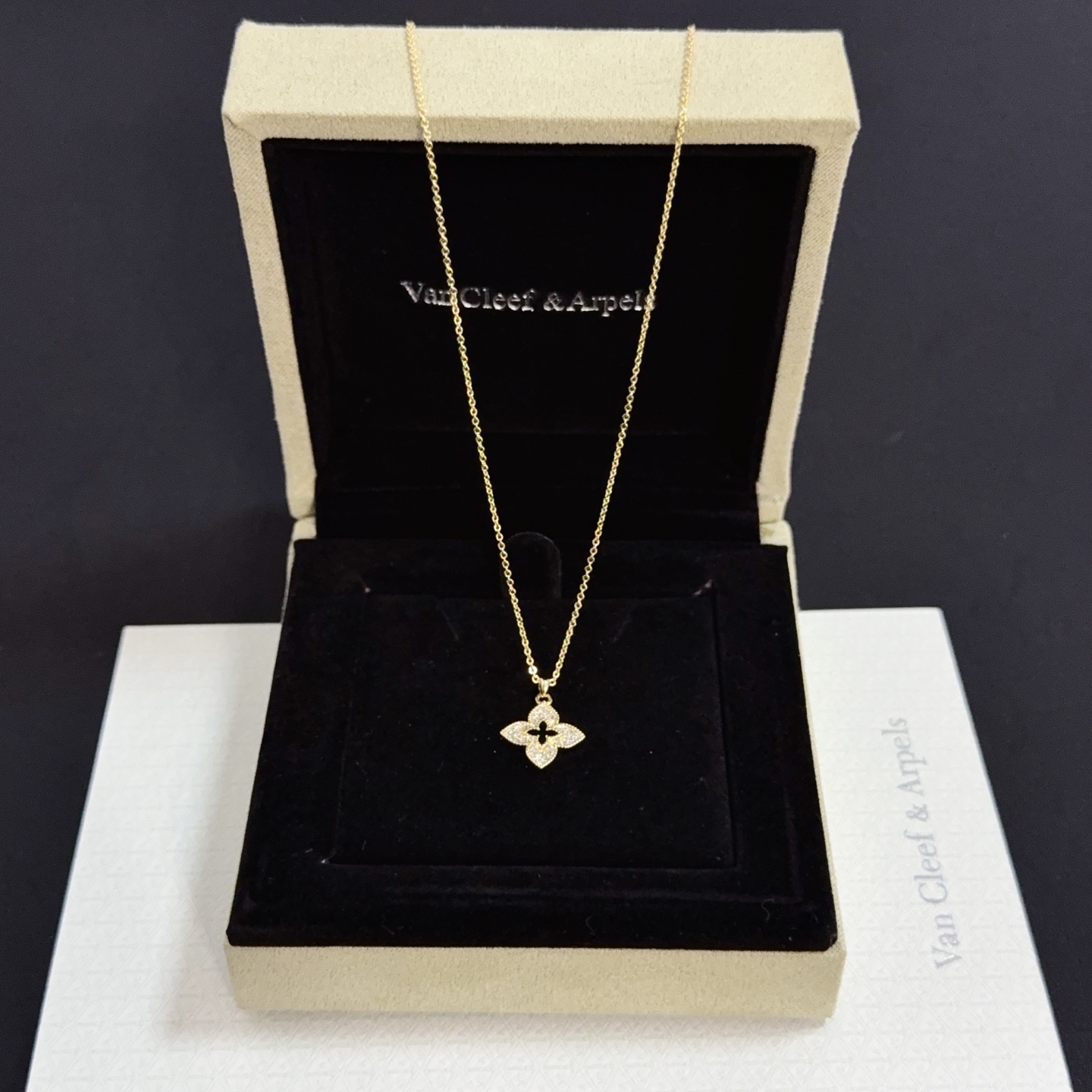Collar con colgante de diamantes y trébol de cuatro hojas Alhambra de Van Cleef Arpels en oro amarillo con detalles de diamantes transparentes, 42 cm