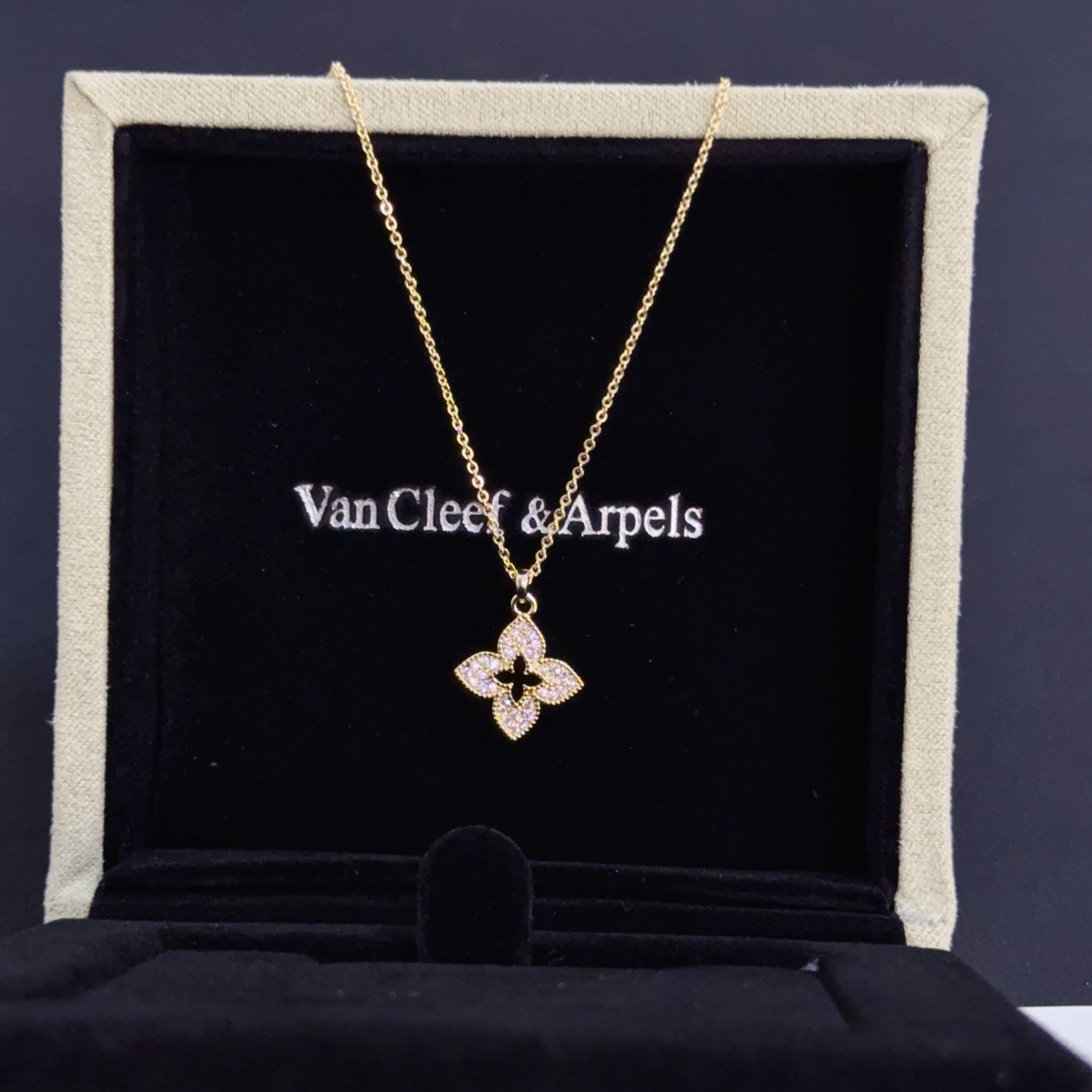 Collar con colgante de diamantes y trébol de cuatro hojas Alhambra de Van Cleef Arpels en oro amarillo con detalles de diamantes transparentes, 42 cm