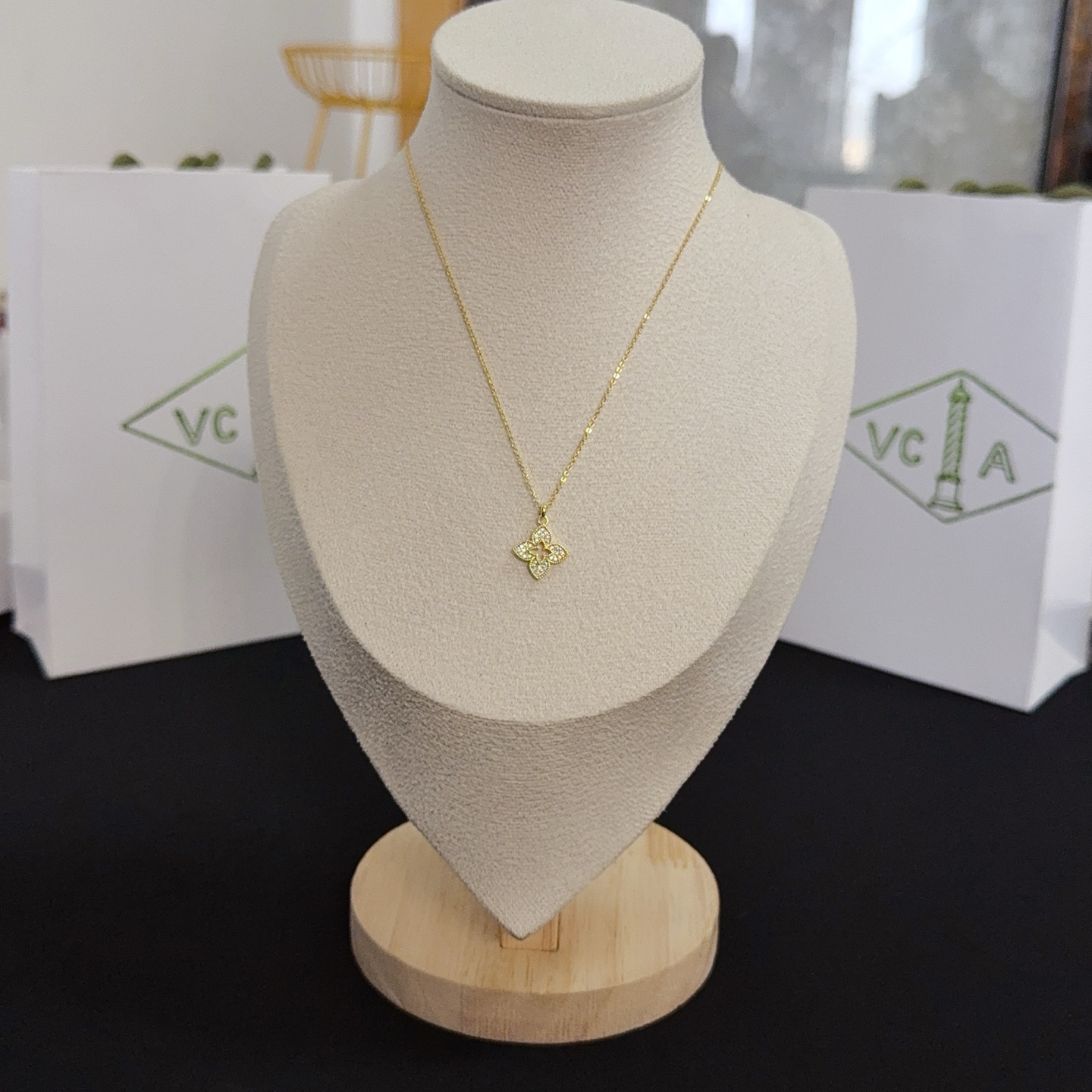 Collar con colgante de diamantes y trébol de cuatro hojas Alhambra de Van Cleef Arpels en oro amarillo con detalles de diamantes transparentes, 42 cm