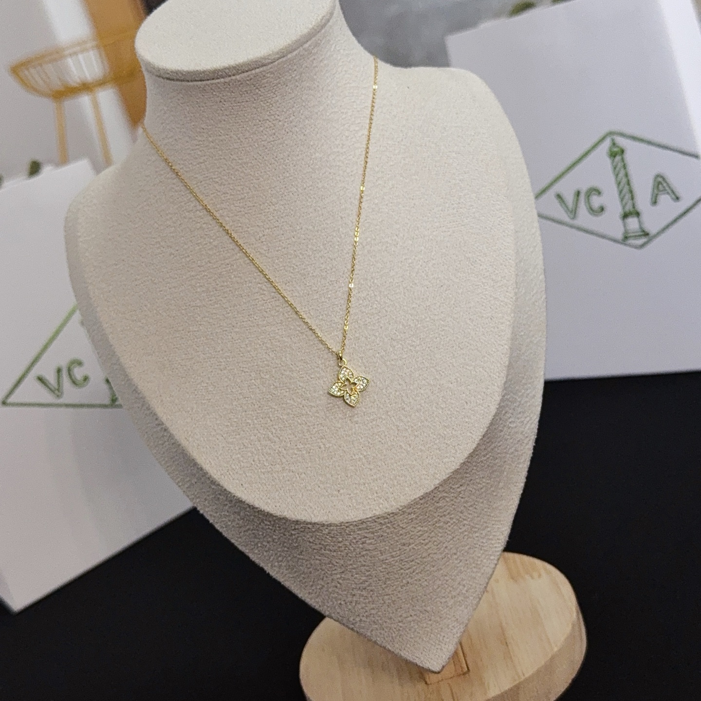 Collar con colgante de diamantes y trébol de cuatro hojas Alhambra de Van Cleef Arpels en oro amarillo con detalles de diamantes transparentes, 42 cm