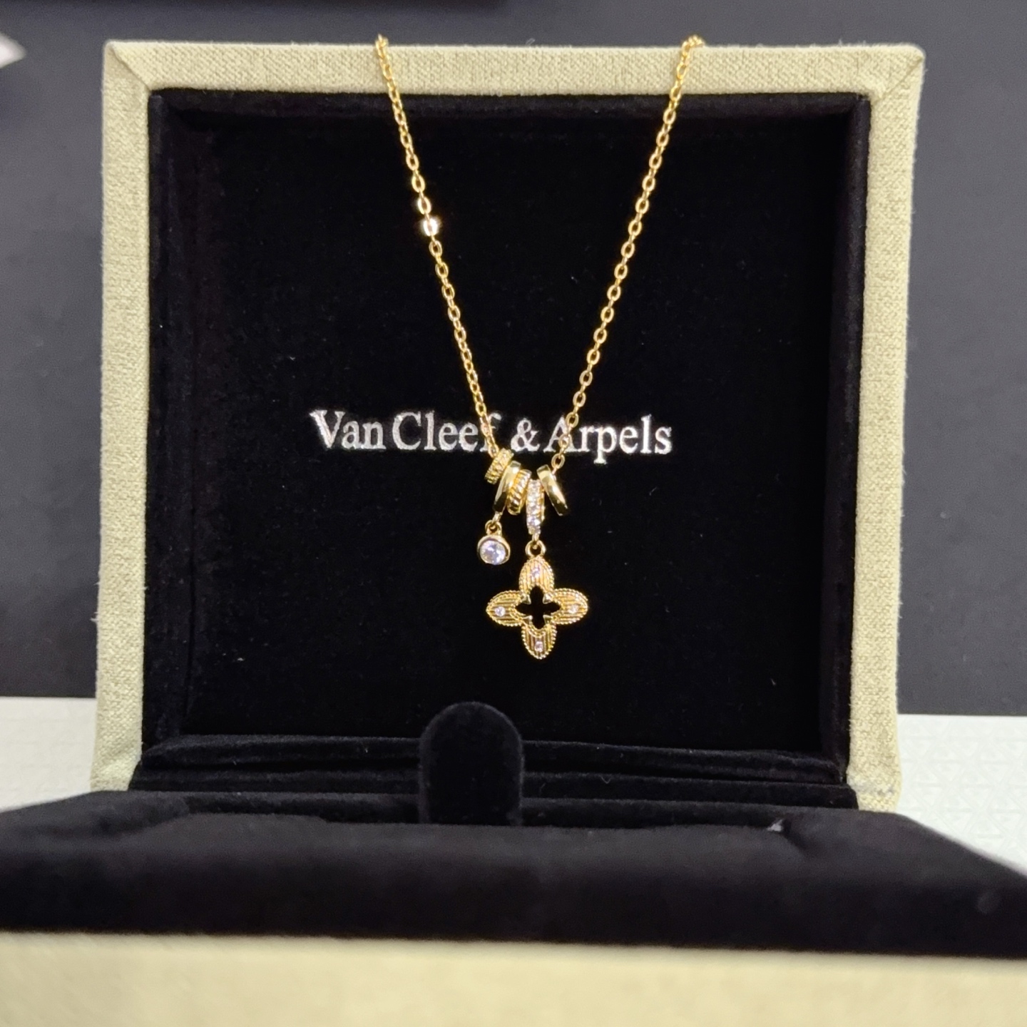 Collar Van Cleef Arpels Alhambra oro amarillo diamante transparente 42cm