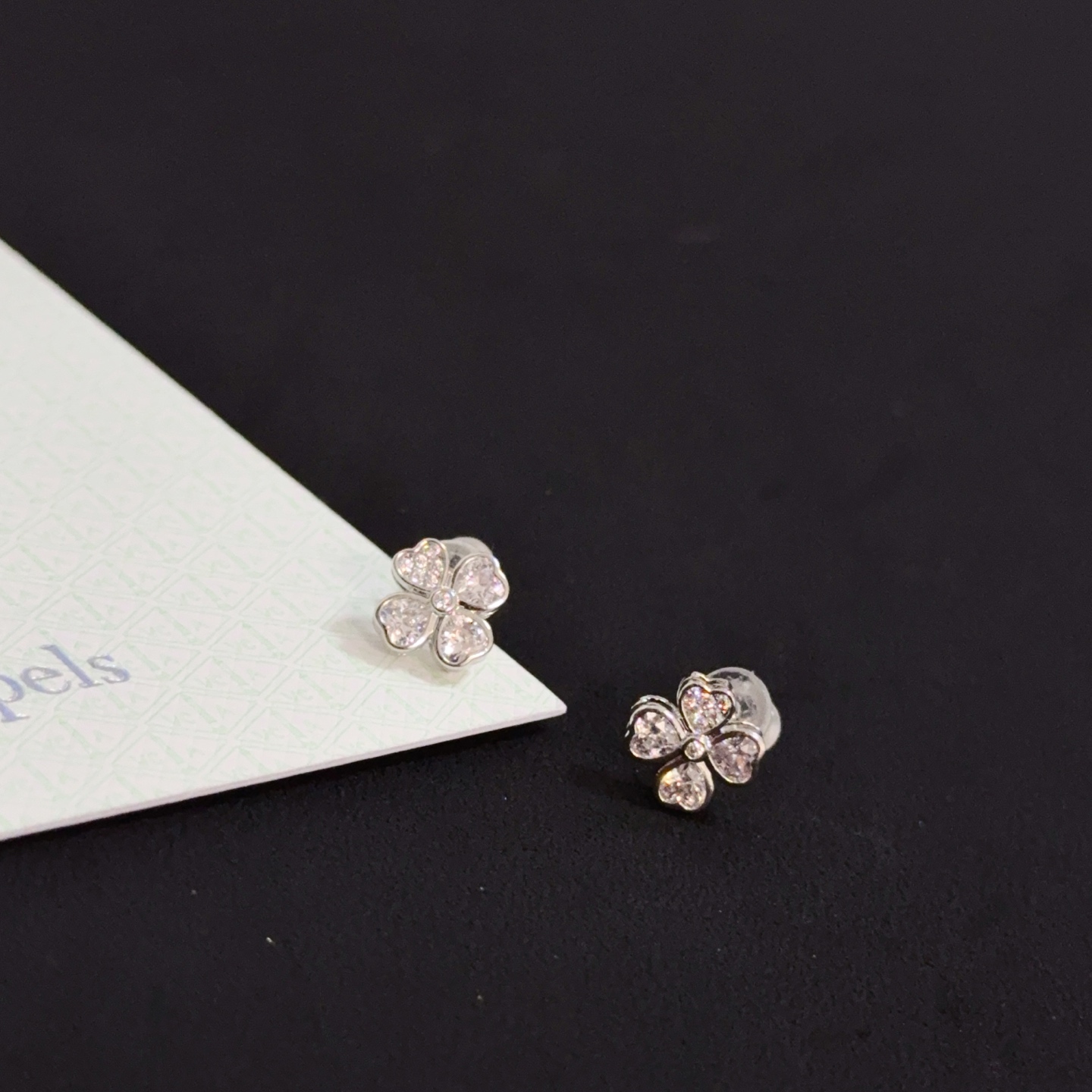 Boucles d'oreilles Van Cleef Arpels Frivole en or blanc avec diamants clairs diamètre de tige 8 mm