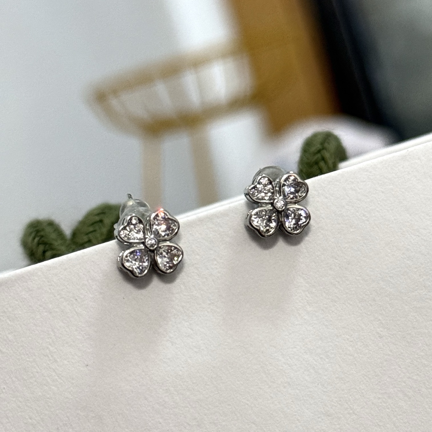 Boucles d'oreilles Van Cleef Arpels Frivole en or blanc avec diamants clairs diamètre de tige 8 mm