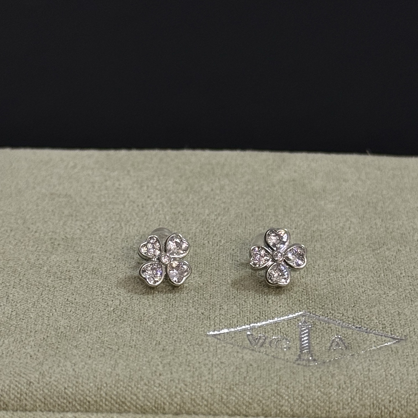 Boucles d'oreilles Van Cleef Arpels Frivole en or blanc avec diamants clairs diamètre de tige 8 mm