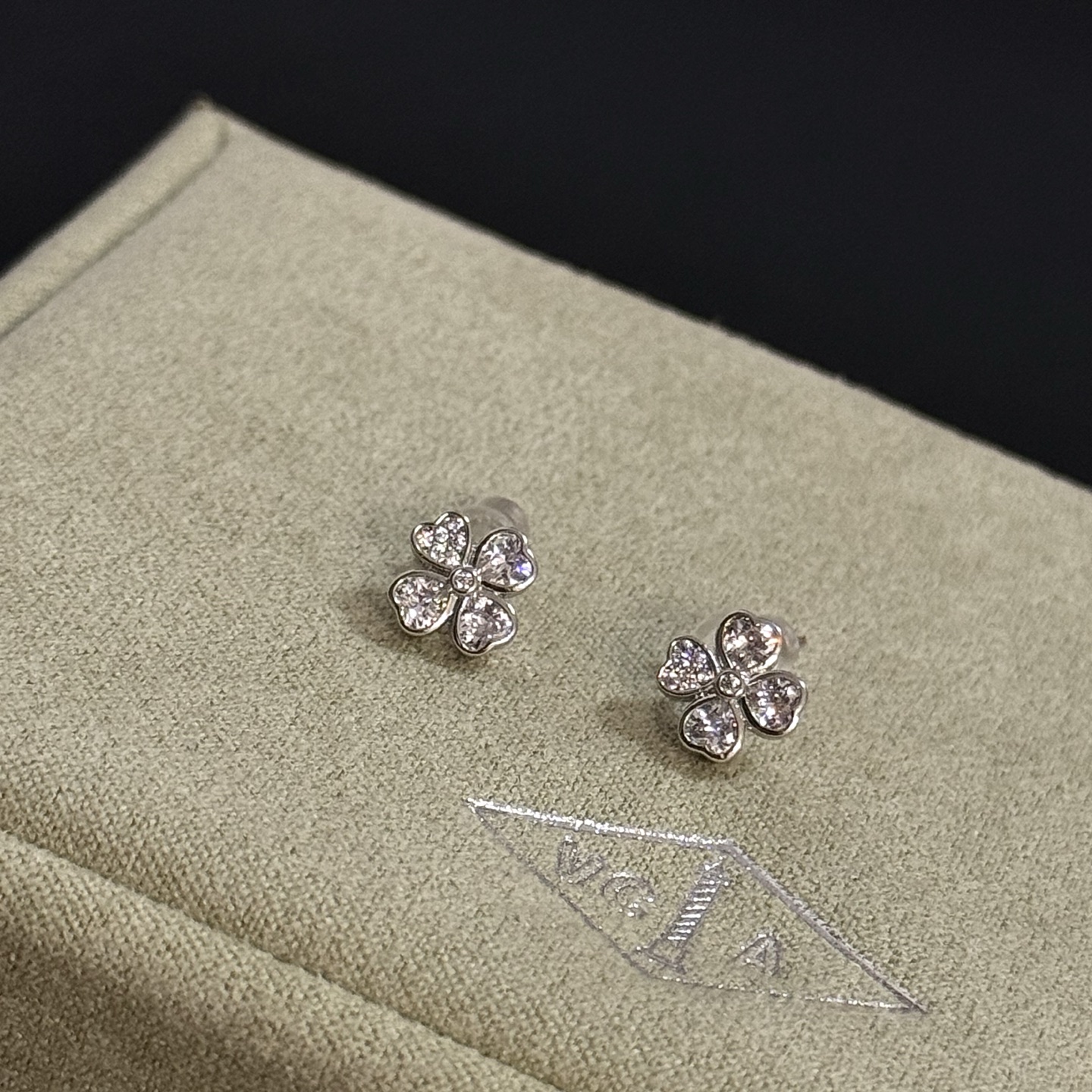Boucles d'oreilles Van Cleef Arpels Frivole en or blanc avec diamants clairs diamètre de tige 8 mm
