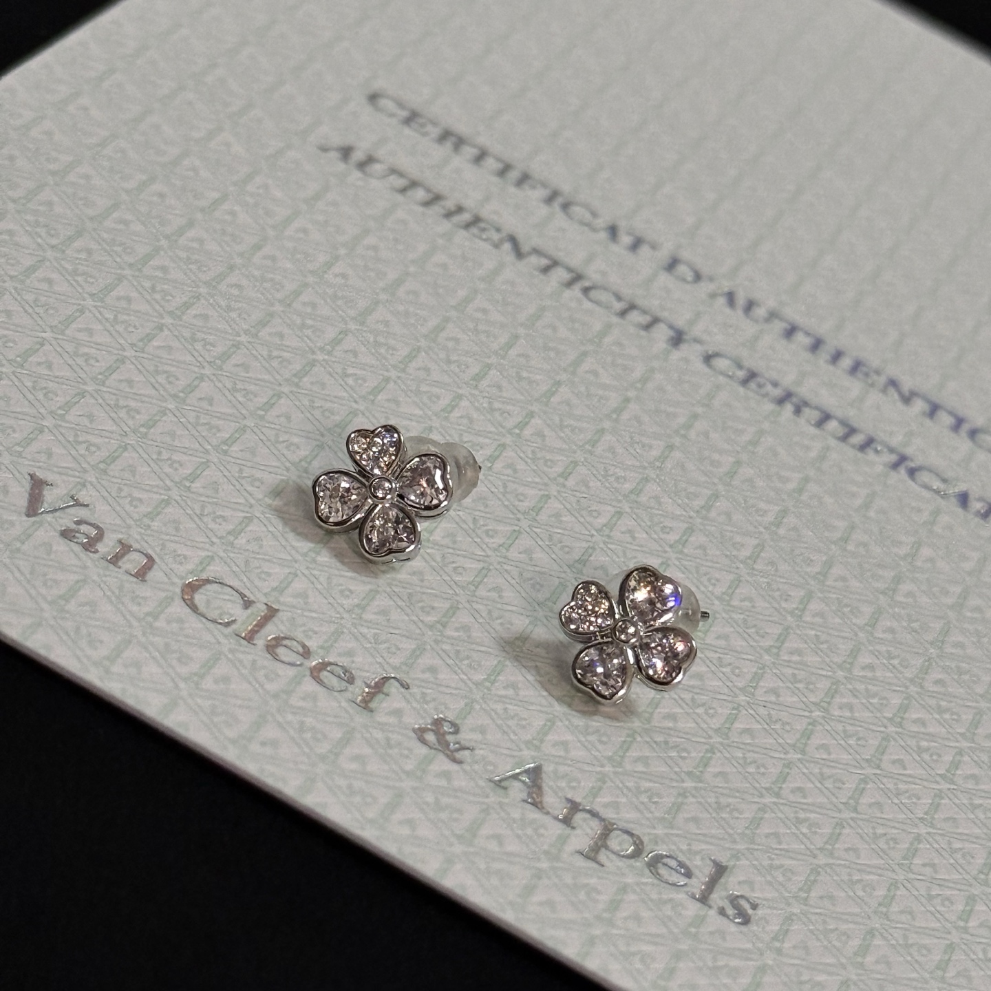 Boucles d'oreilles Van Cleef Arpels Frivole en or blanc avec diamants clairs diamètre de tige 8 mm