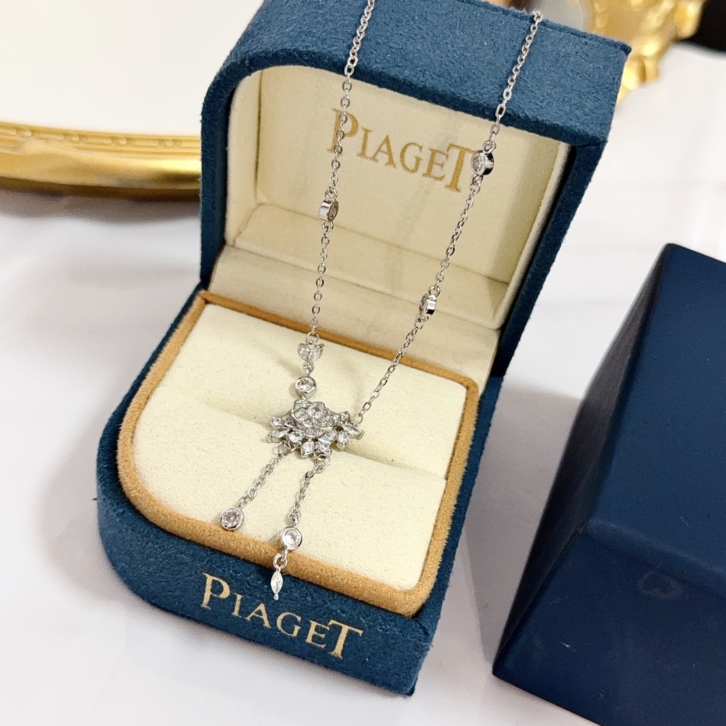 Collana Piaget Rose Lariat a forma di Y Collana in oro bianco con diamanti trasparenti 42 cm