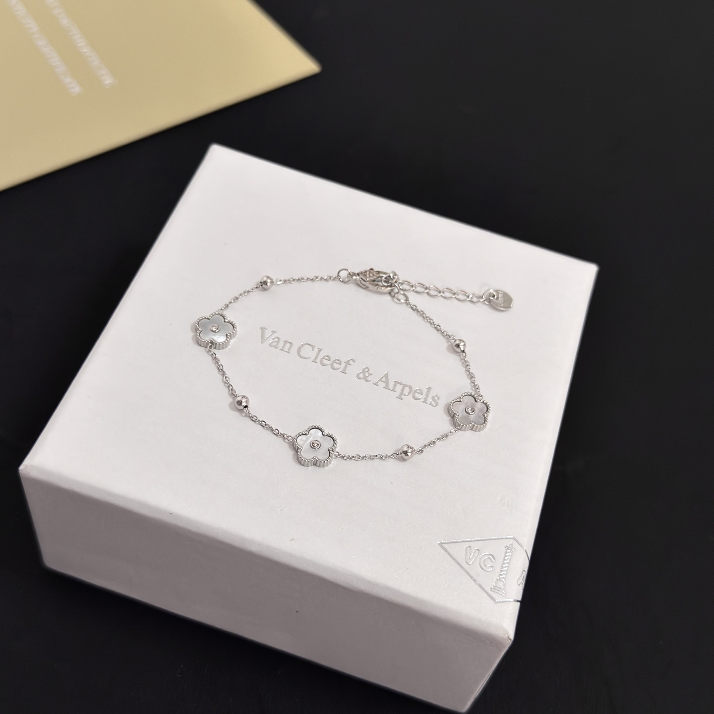 Van Cleef Arpels Pulsera Alhambra metal plateado nácar blanco detalles de diamantes transparentes 17 cm