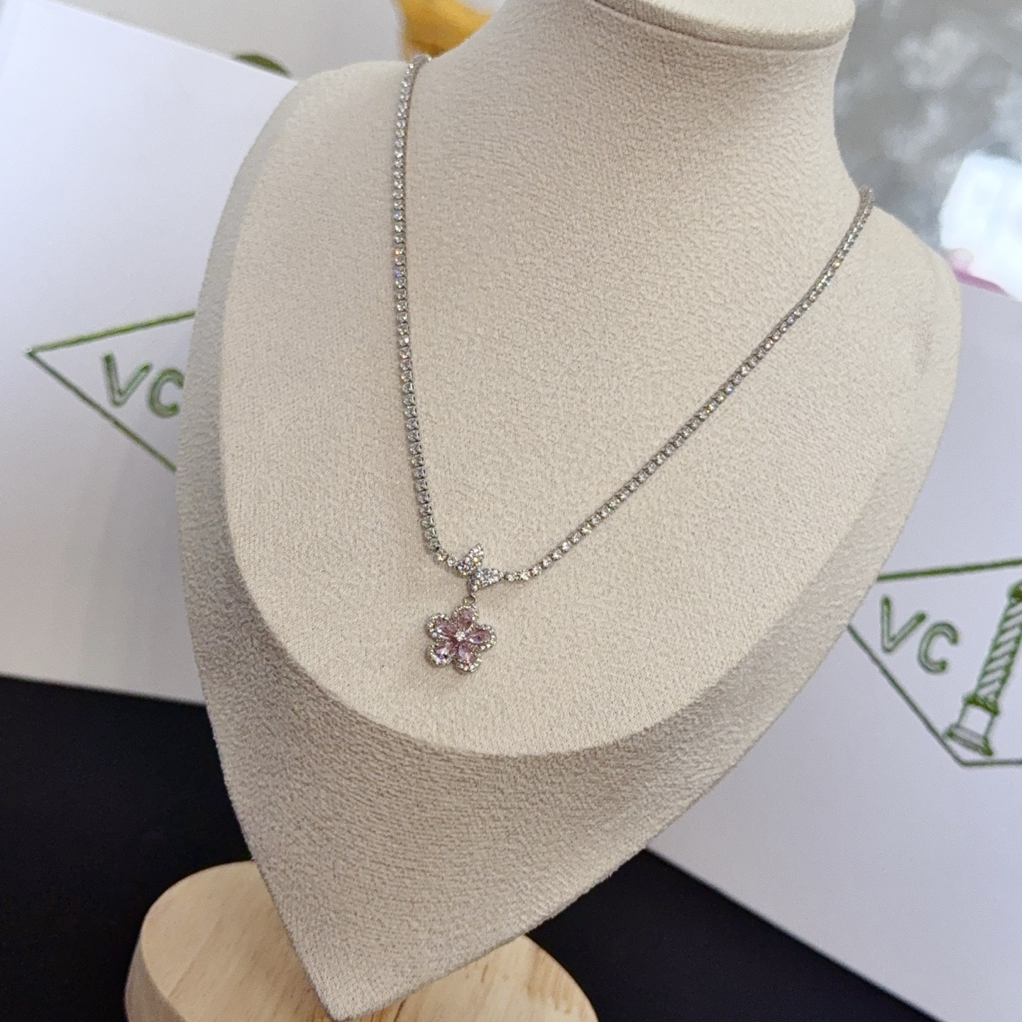 Collana Van Cleef Arpels Frivole in metallo color oro bianco argentato con diamanti trasparenti e pendente a fiore in zaffiro rosa da 42 cm con prolunga da 5 cm