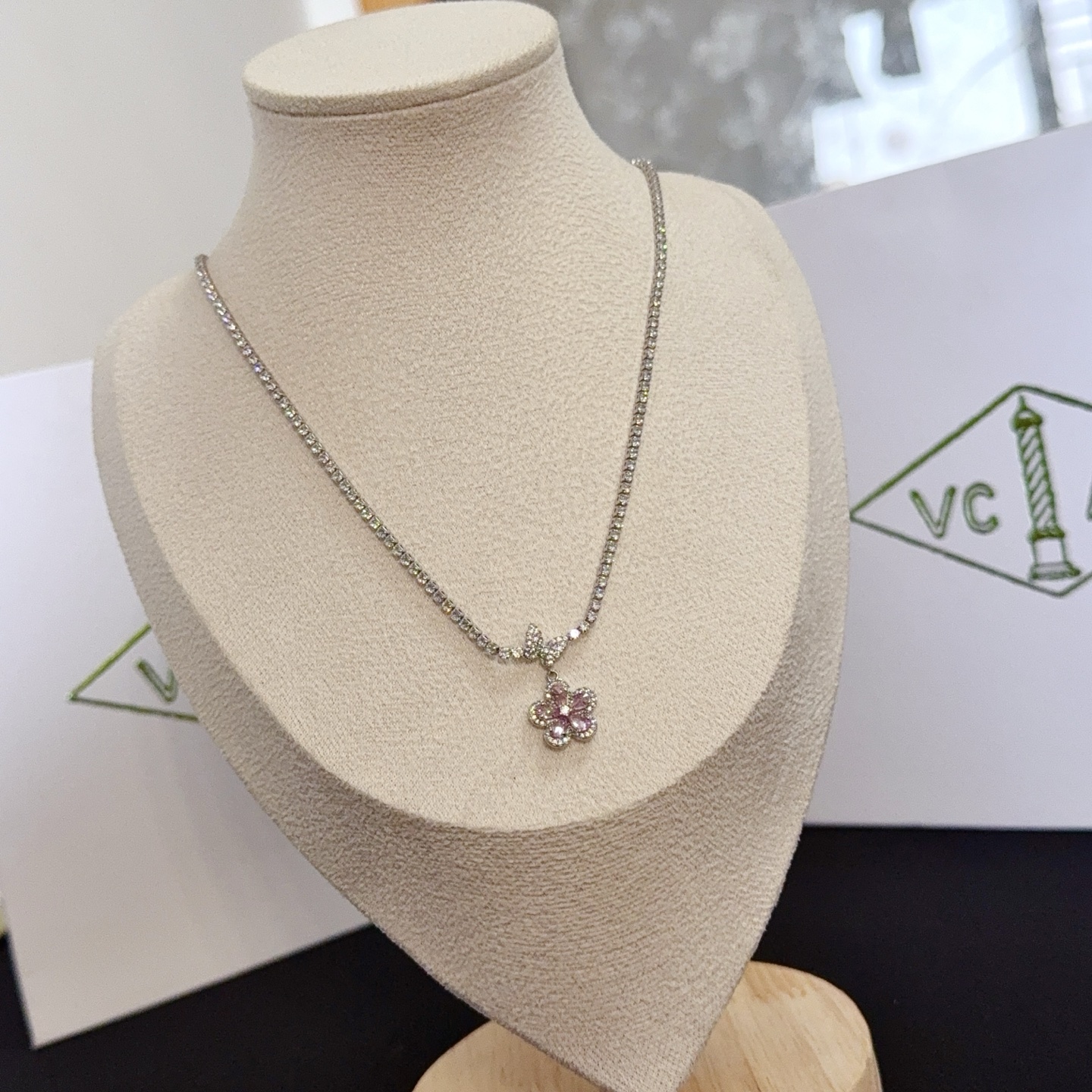 Collana Van Cleef Arpels Frivole in metallo color oro bianco argentato con diamanti trasparenti e pendente a fiore in zaffiro rosa da 42 cm con prolunga da 5 cm