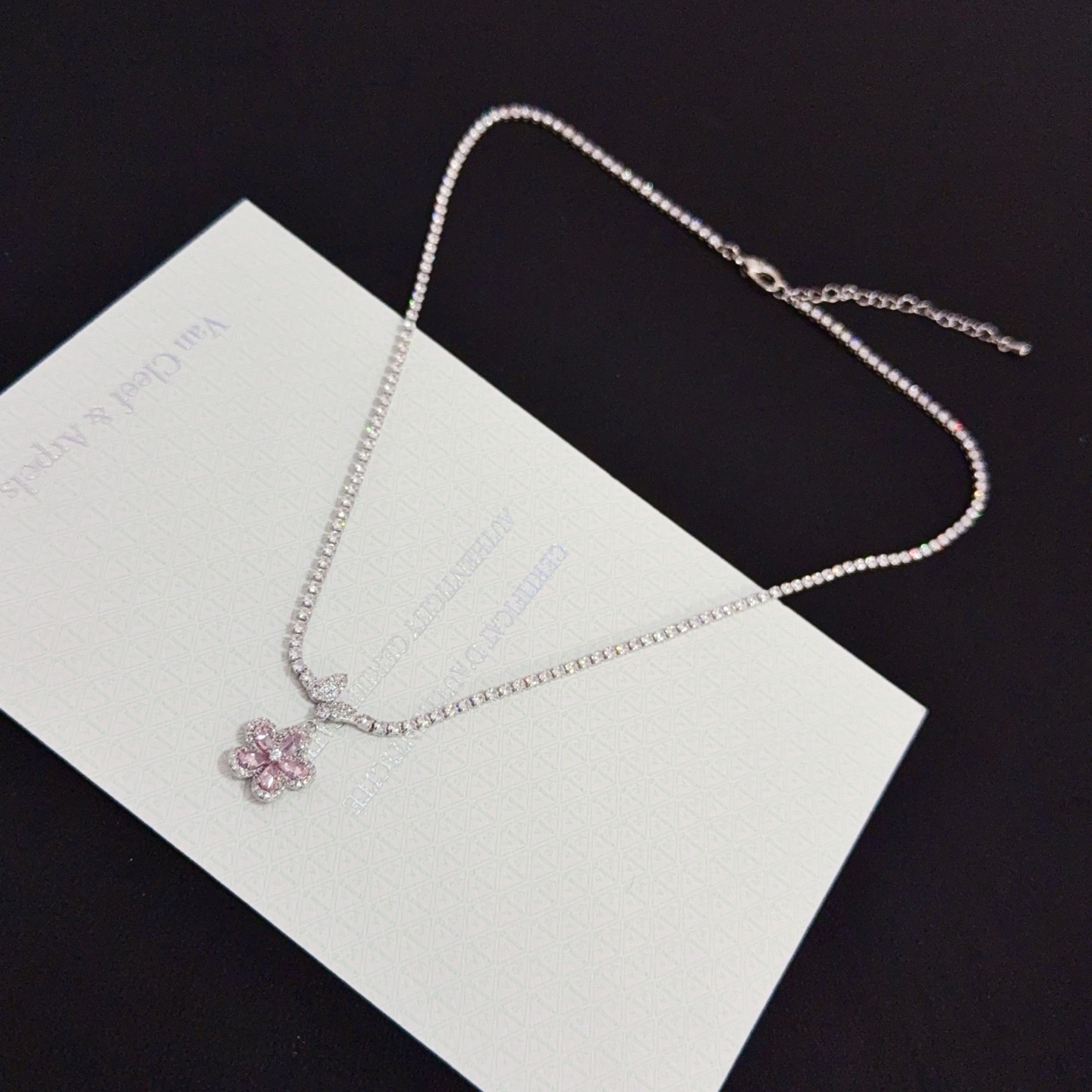 Collana Van Cleef Arpels Frivole in metallo color oro bianco argentato con diamanti trasparenti e pendente a fiore in zaffiro rosa da 42 cm con prolunga da 5 cm