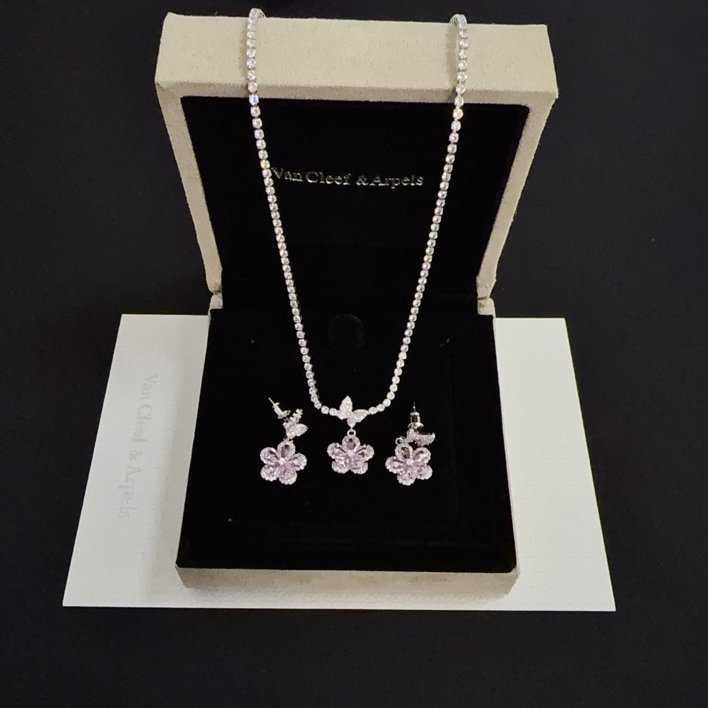 Collana Van Cleef Arpels Frivole in metallo color oro bianco argentato con diamanti trasparenti e pendente a fiore in zaffiro rosa da 42 cm con prolunga da 5 cm