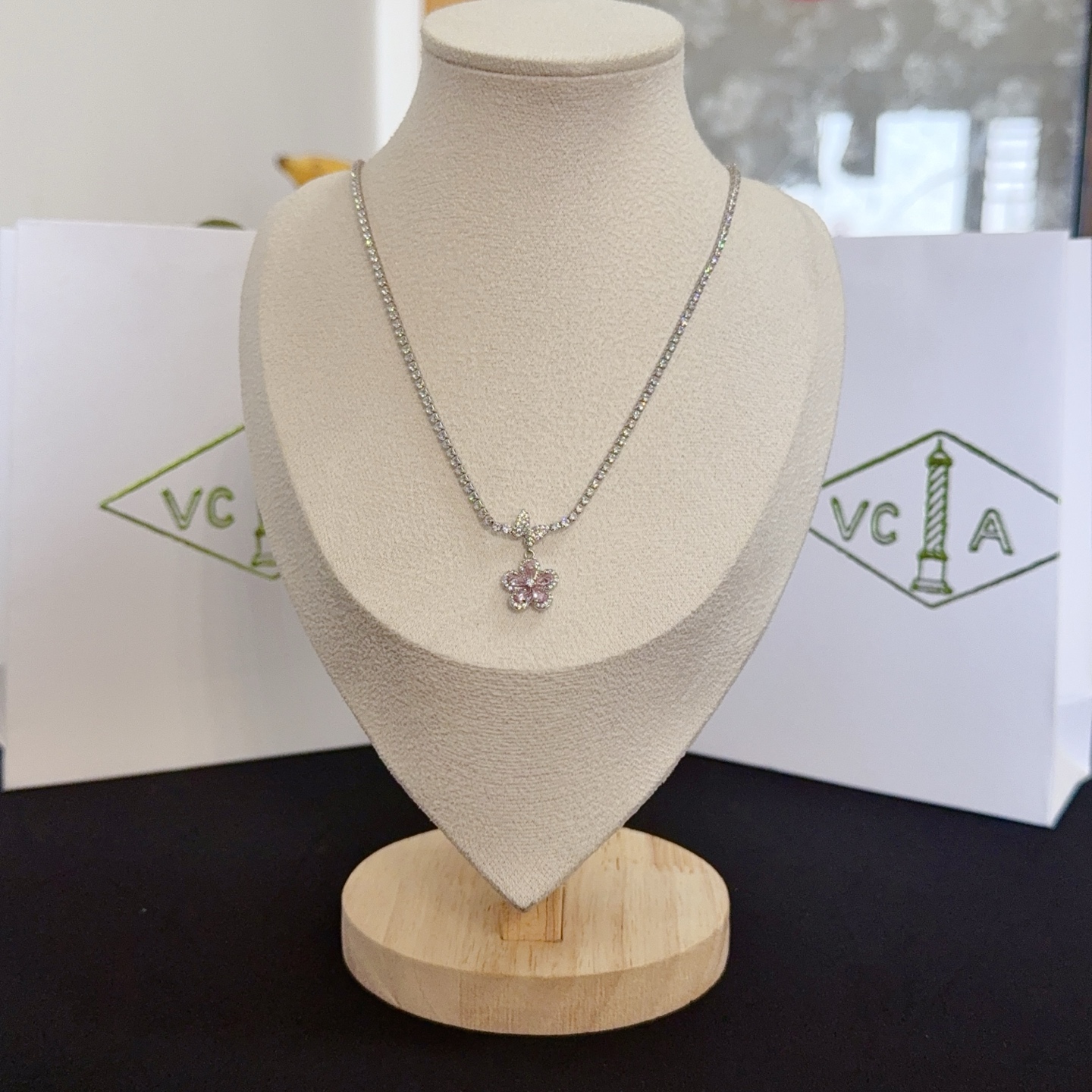 Collana Van Cleef Arpels Frivole in metallo color oro bianco argentato con diamanti trasparenti e pendente a fiore in zaffiro rosa da 42 cm con prolunga da 5 cm