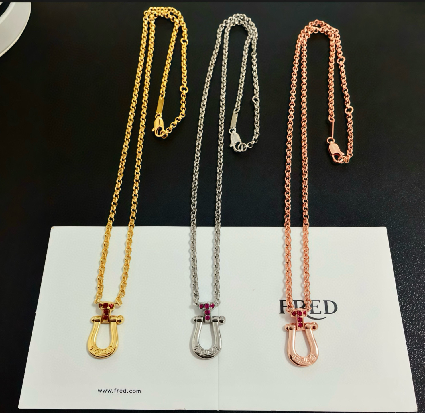 NO:763113,Fred's diamond-filled horseshoe buckle necklace, high-end customization, counter material, thick electroplating process, with logo, very iconic, simple and elegant, can be easily worn whether it is daily wear or special occasions, instantly improving the style and taste of the overall look., jewelry boutique, necklace19860909费雷德满钻马蹄扣项链,高端定制,专柜材质,加厚电镀工艺,带logo,非常有标志性,简洁大方,不管是日常穿搭还是特别场合都能轻松驾驭,瞬间提升整体造型的格调与品味.,饰品精品,necklace,Jewelry