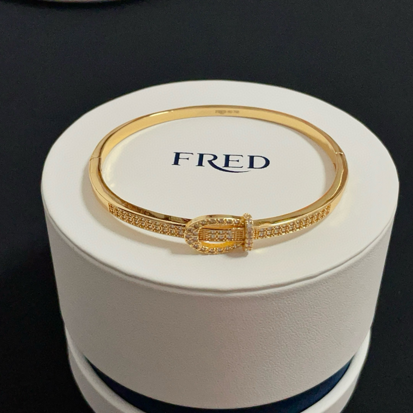 NO:763114,Popular Frederic full diamond horseshoe buckle bracelet, classic and versatile, a must-have item for fashionistas, fashionable and exquisite, 11 pairs of customized versions, the difference is that the ordinary version on the market, thickened 18k electroplating process, the effect is very versatile!  !  , jewelry boutique, bracelet19860909火爆 费雷德满钻马蹄扣手镯,经典百搭,网红达人 时尚一族备必单品,时尚精致,11对版定制,区别在于市面上普通版本,加厚电镀18k工艺,上手效果非常百搭！！,饰品精品,bracelet,Jewelry