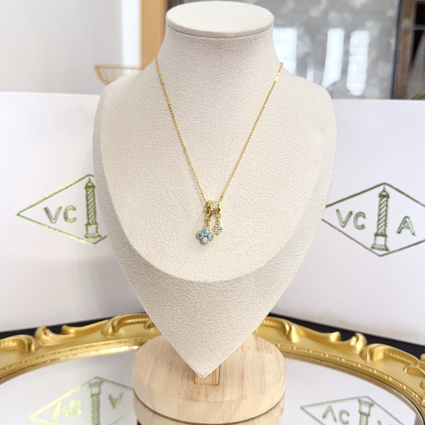 NO:763095,[Seiko original] VCA four-leaf clover necklace, a classic, the same model as the official website, fashionable and trendy, using multi-layered metal carving design to make the petals more three-dimensional, inlaid with full diamond technology, showing the feminine temperament, four-leaf clover lucky pattern, symbolizing luck and happiness, unique and romantic, integrating simple and harmonious lines with materials, polished and polished, showing nobility and elegance, fine jewelry, necklace19860909〔精工原版〕VCA四叶草梵克雅项链,经典之作 官网同款 时尚潮流 采用多层次金属雕刻设计 使花瓣更立体 镶嵌满钻工艺 尽显女性柔美气质 四叶草幸运图案 象征幸运和幸福 独特又浪漫将简单和谐的线条与材质相融合 经过抛光和打磨 彰显高贵优雅,饰品精品,necklace,Jewelry