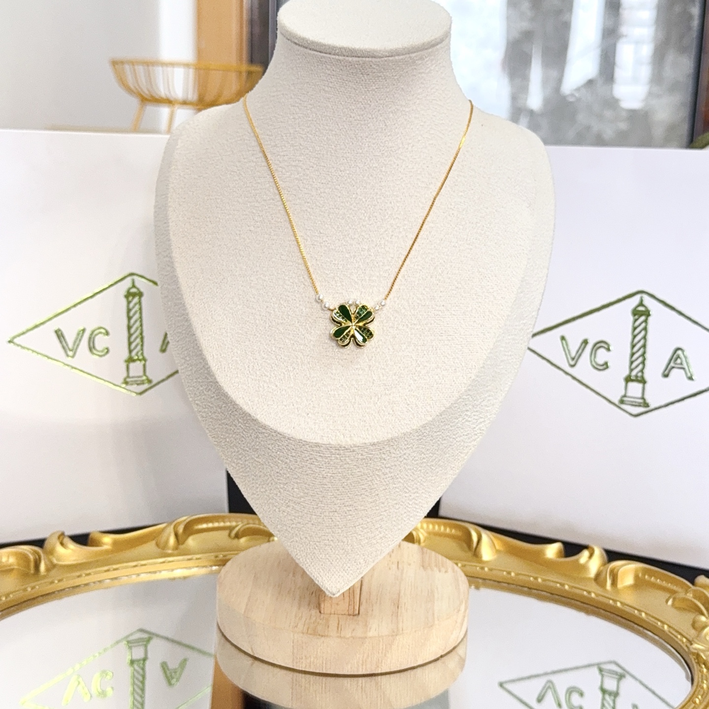 NO:763097,[Seiko original] VCA four-leaf clover necklace, a classic, the same model as the official website, fashionable and trendy, using multi-layered metal carving design to make the petals more three-dimensional, inlaid with full diamond technology, showing the feminine temperament, four-leaf clover lucky pattern, symbolizing luck and happiness, unique and romantic, integrating simple and harmonious lines with materials, polished and polished, showing nobility and elegance, fine jewelry, necklace19860909〔精工原版〕VCA四叶草梵克雅项链,经典之作 官网同款 时尚潮流 采用多层次金属雕刻设计 使花瓣更立体 镶嵌满钻工艺 尽显女性柔美气质 四叶草幸运图案 象征幸运和幸福 独特又浪漫将简单和谐的线条与材质相融合 经过抛光和打磨 彰显高贵优雅,饰品精品,necklace,Jewelry