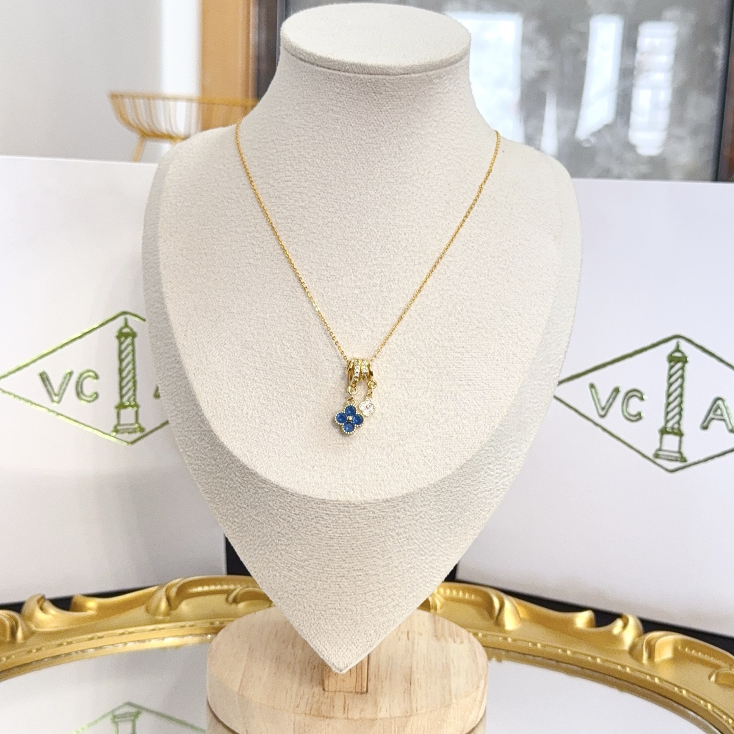 NO:763099,[Seiko original] VCA four-leaf clover necklace, a classic, the same model as the official website, fashionable and trendy, using multi-layered metal carving design to make the petals more three-dimensional, inlaid with full diamond technology, showing the feminine temperament, four-leaf clover lucky pattern, symbolizing luck and happiness, unique and romantic, integrating simple and harmonious lines with materials, polished and polished, showing nobility and elegance, fine jewelry, necklace19860909〔精工原版〕VCA四叶草梵克雅项链,经典之作 官网同款 时尚潮流 采用多层次金属雕刻设计 使花瓣更立体 镶嵌满钻工艺 尽显女性柔美气质 四叶草幸运图案 象征幸运和幸福 独特又浪漫将简单和谐的线条与材质相融合 经过抛光和打磨 彰显高贵优雅,饰品精品,necklace,Jewelry