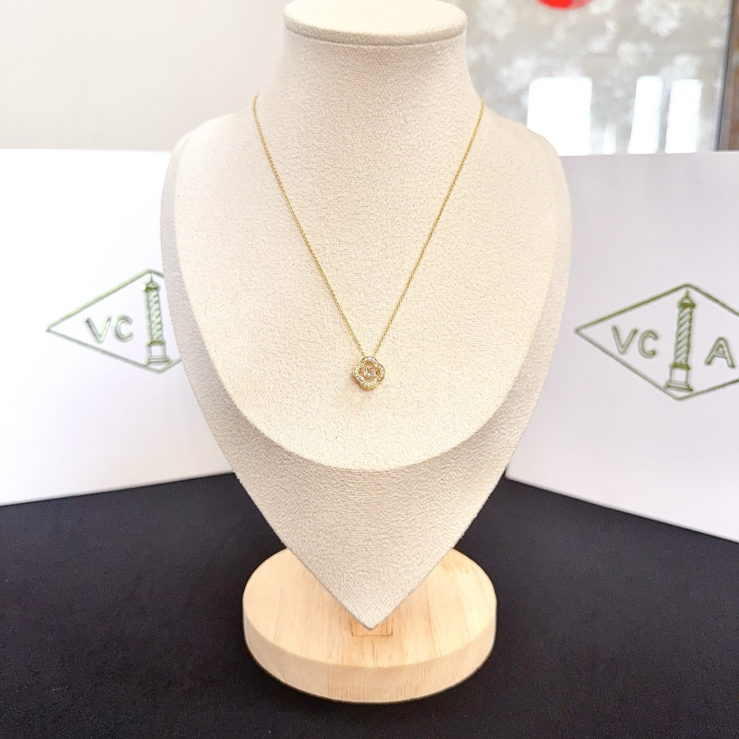 NO:763101,[Seiko original] VCA four-leaf clover necklace, a classic, the same model as the official website, fashionable and trendy, using multi-layered metal carving design to make the petals more three-dimensional, inlaid with full diamond technology, showing the feminine temperament, four-leaf clover lucky pattern, symbolizing luck and happiness, unique and romantic, integrating simple and harmonious lines with materials, polished and polished, showing nobility and elegance, fine jewelry, necklace19860909〔精工原版〕VCA四叶草梵克雅项链,经典之作 官网同款 时尚潮流 采用多层次金属雕刻设计 使花瓣更立体 镶嵌满钻工艺 尽显女性柔美气质 四叶草幸运图案 象征幸运和幸福 独特又浪漫将简单和谐的线条与材质相融合 经过抛光和打磨 彰显高贵优雅,饰品精品,necklace,Jewelry