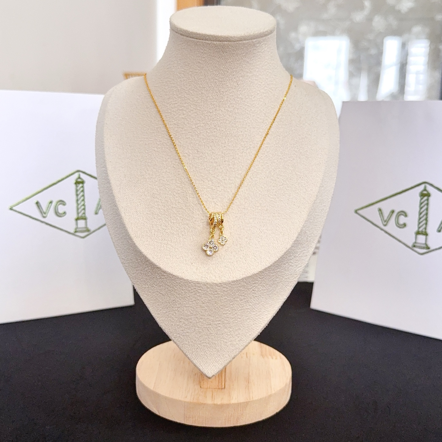 NO:763103,[Seiko original] VCA four-leaf clover necklace, a classic, the same model as the official website, fashionable and trendy, using multi-layered metal carving design to make the petals more three-dimensional, inlaid with full diamond technology, showing the feminine temperament, four-leaf clover lucky pattern, symbolizing luck and happiness, unique and romantic, integrating simple and harmonious lines with materials, polished and polished, showing nobility and elegance, fine jewelry, necklace19860909〔精工原版〕VCA四叶草梵克雅项链,经典之作 官网同款 时尚潮流 采用多层次金属雕刻设计 使花瓣更立体 镶嵌满钻工艺 尽显女性柔美气质 四叶草幸运图案 象征幸运和幸福 独特又浪漫将简单和谐的线条与材质相融合 经过抛光和打磨 彰显高贵优雅,饰品精品,necklace,Jewelry