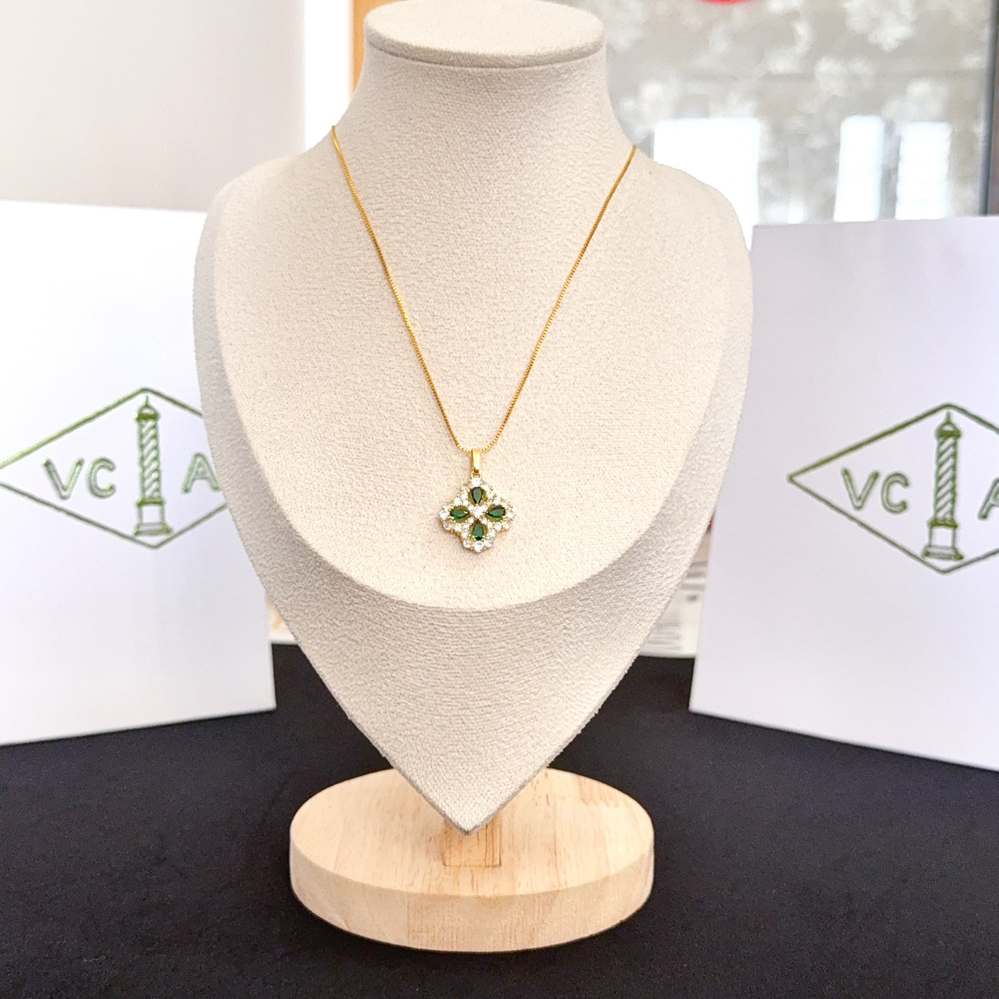 NO:763105,[Seiko original] VCA four-leaf clover necklace, a classic, the same model as the official website, fashionable and trendy, using multi-layered metal carving design to make the petals more three-dimensional, inlaid with full diamond technology, showing the feminine temperament, four-leaf clover lucky pattern, symbolizing luck and happiness, unique and romantic, integrating simple and harmonious lines with materials, polished and polished, showing nobility and elegance, fine jewelry, necklace19860909〔精工原版〕VCA四叶草梵克雅项链,经典之作 官网同款 时尚潮流 采用多层次金属雕刻设计 使花瓣更立体 镶嵌满钻工艺 尽显女性柔美气质 四叶草幸运图案 象征幸运和幸福 独特又浪漫将简单和谐的线条与材质相融合 经过抛光和打磨 彰显高贵优雅,饰品精品,necklace,Jewelry