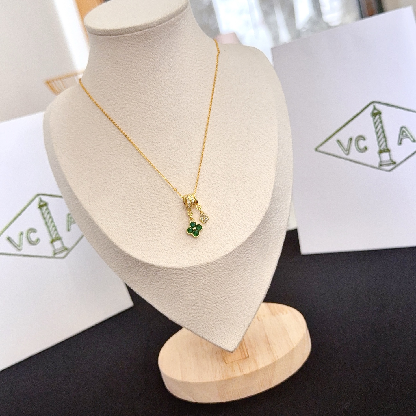 Collier avec pendentif Van Cleef Arpels Alhambra Lucky Clover Métal doré jaune avec trèfle de pierres précieuses vertes et accents de diamants clairs 42 cm