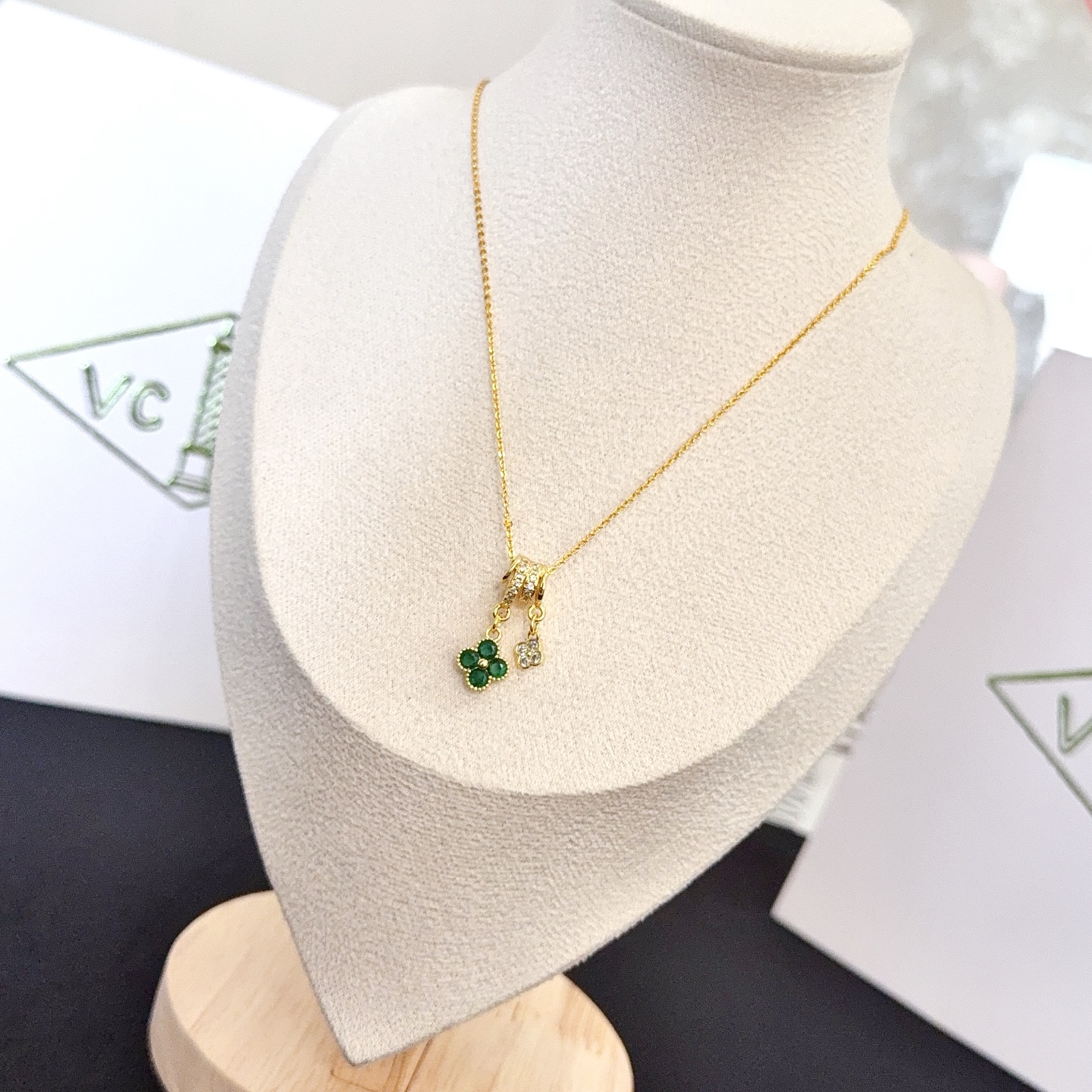 Collier avec pendentif Van Cleef Arpels Alhambra Lucky Clover Métal doré jaune avec trèfle de pierres précieuses vertes et accents de diamants clairs 42 cm