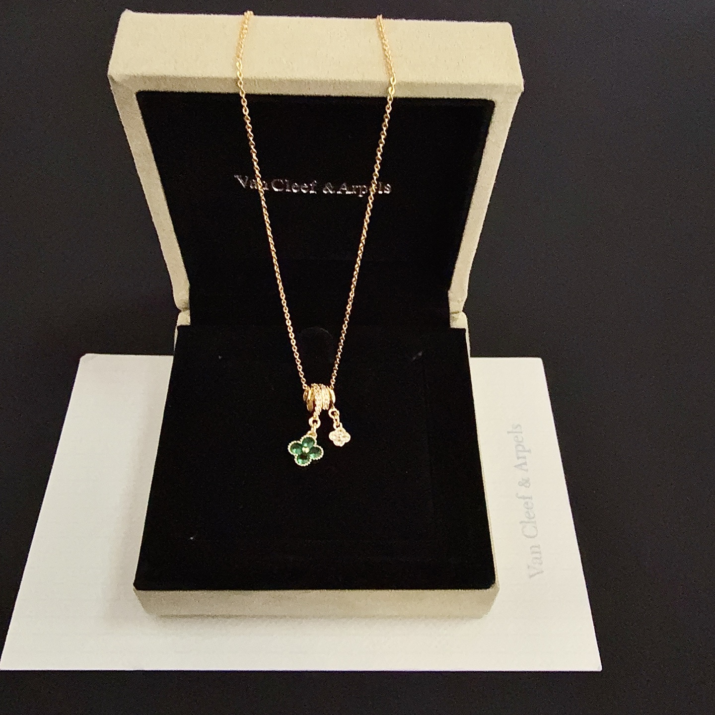 Collier avec pendentif Van Cleef Arpels Alhambra Lucky Clover Métal doré jaune avec trèfle de pierres précieuses vertes et accents de diamants clairs 42 cm