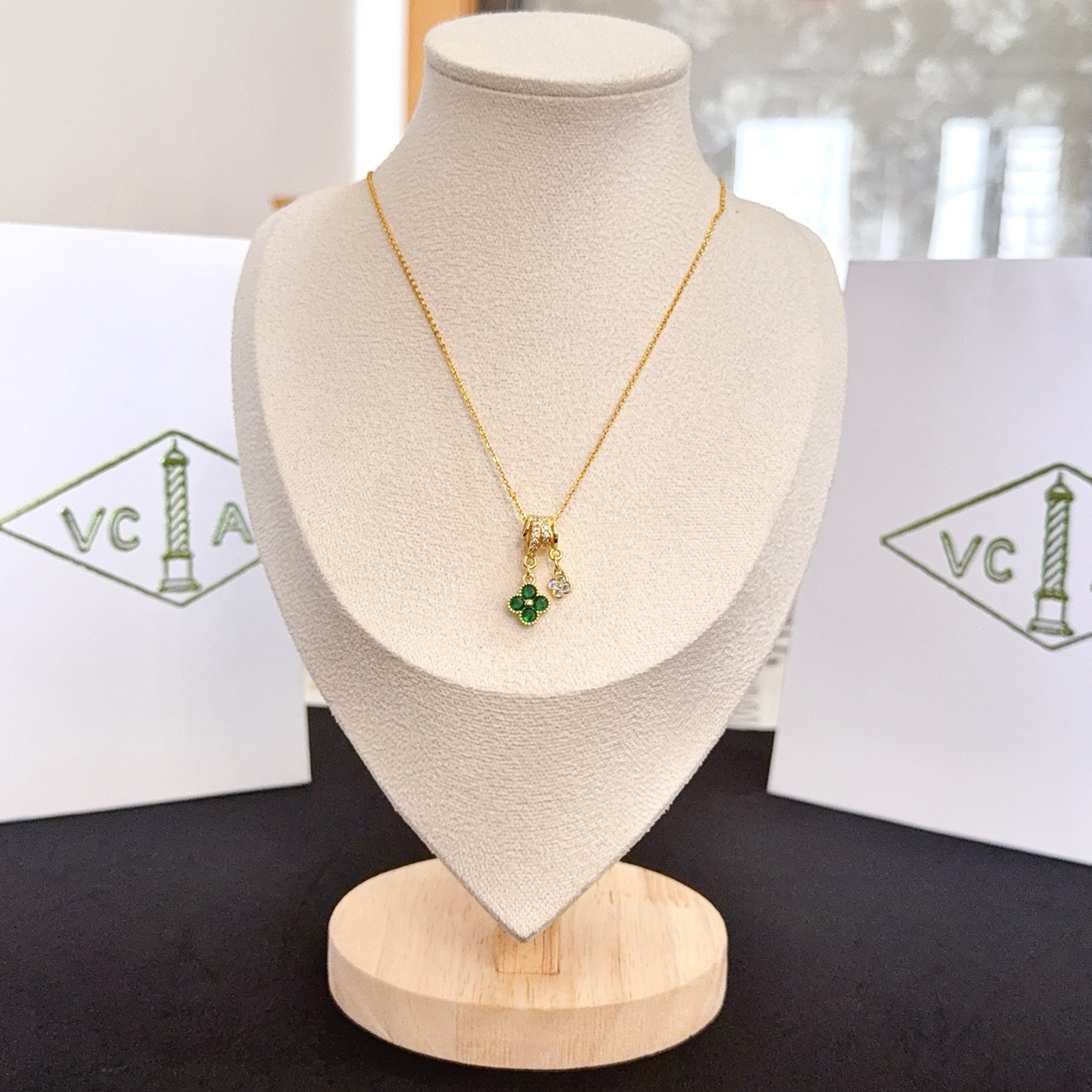 NO:754804,[Seiko original] VCA four-leaf clover necklace, a classic, the same model as the official website, fashionable and trendy, using multi-layered metal carving design to make the petals more three-dimensional, inlaid with full diamond technology, showing the feminine temperament, four-leaf clover lucky pattern, symbolizing luck and happiness, unique and romantic, integrating simple and harmonious lines with materials, polished and polished, showing nobility and elegance, fine jewelry, necklace19860909〔精工原版〕VCA四叶草梵克雅项链,经典之作 官网同款 时尚潮流 采用多层次金属雕刻设计 使花瓣更立体 镶嵌满钻工艺 尽显女性柔美气质 四叶草幸运图案 象征幸运和幸福 独特又浪漫将简单和谐的线条与材质相融合 经过抛光和打磨 彰显高贵优雅,饰品精品,necklace,Jewelry