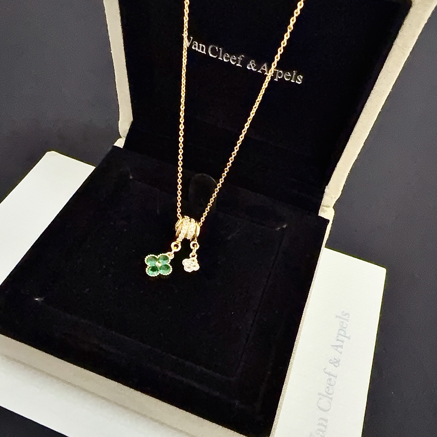 Collier avec pendentif Van Cleef Arpels Alhambra Lucky Clover Métal doré jaune avec trèfle de pierres précieuses vertes et accents de diamants clairs 42 cm