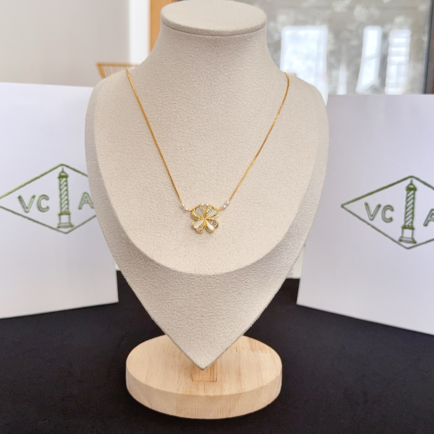 Van Cleef Arpels Collier Frivole or jaune nacre blanche diamant clair perle blanche 42cm