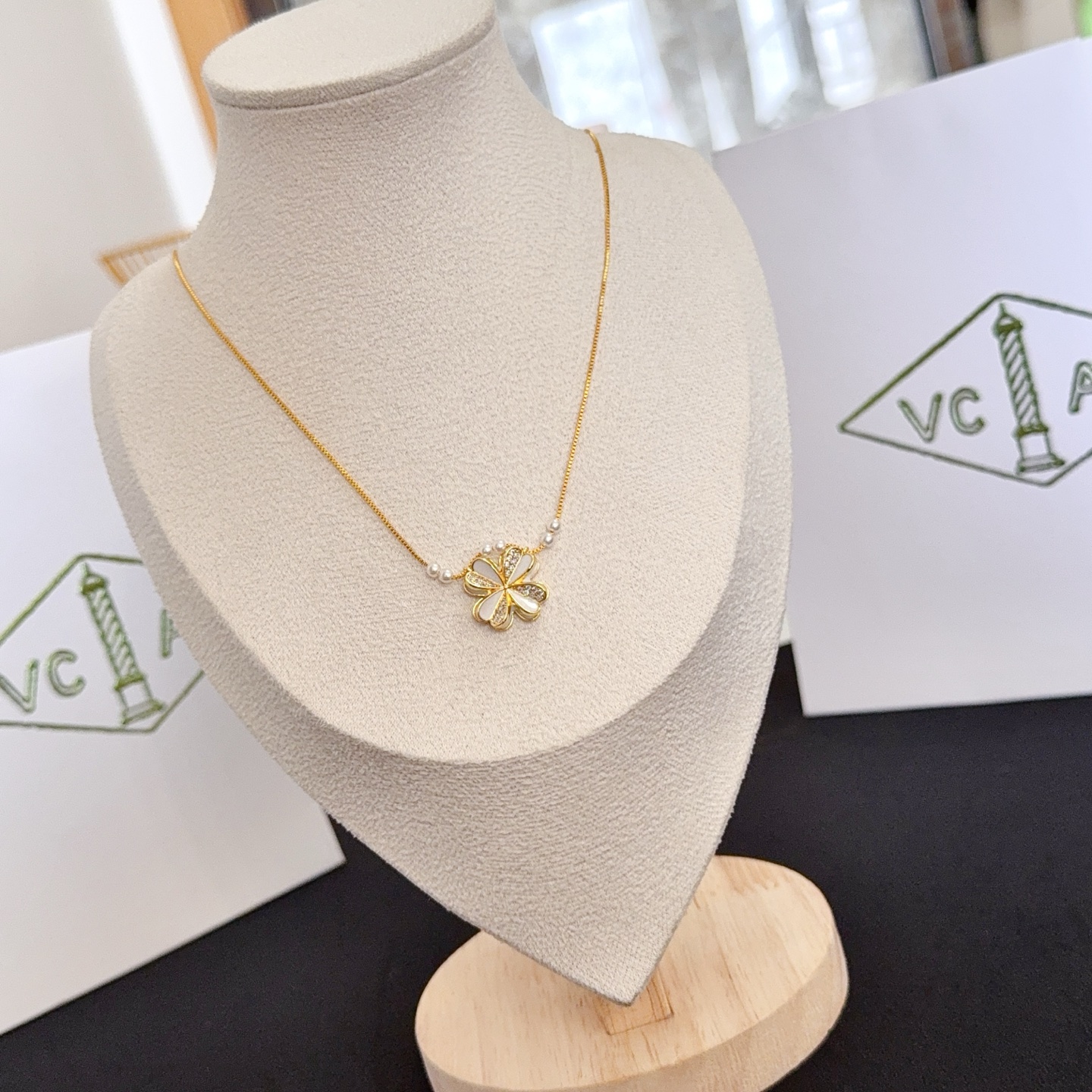 Van Cleef Arpels Collier Frivole or jaune nacre blanche diamant clair perle blanche 42cm