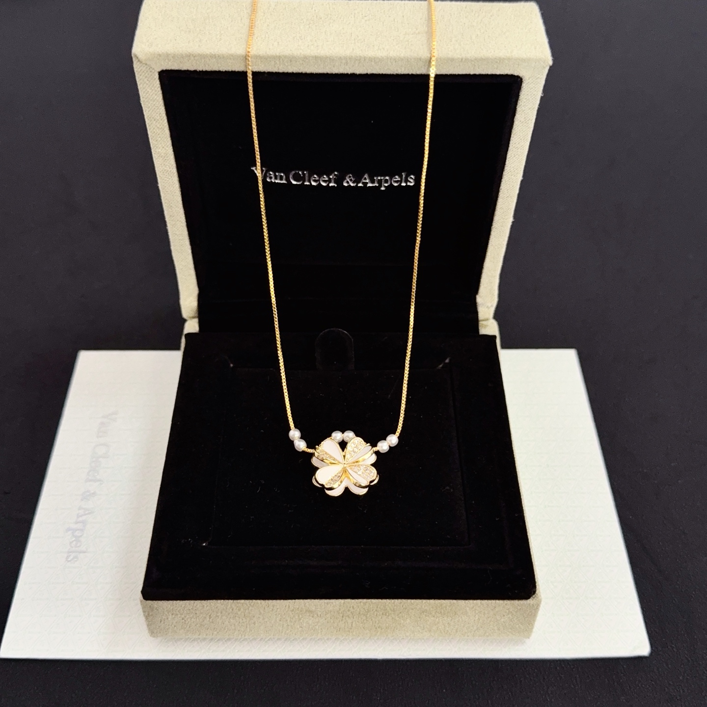 Van Cleef Arpels Collier Frivole or jaune nacre blanche diamant clair perle blanche 42cm