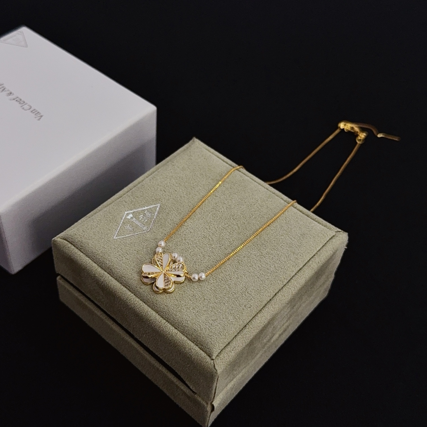 Van Cleef Arpels Collier Frivole or jaune nacre blanche diamant clair perle blanche 42cm