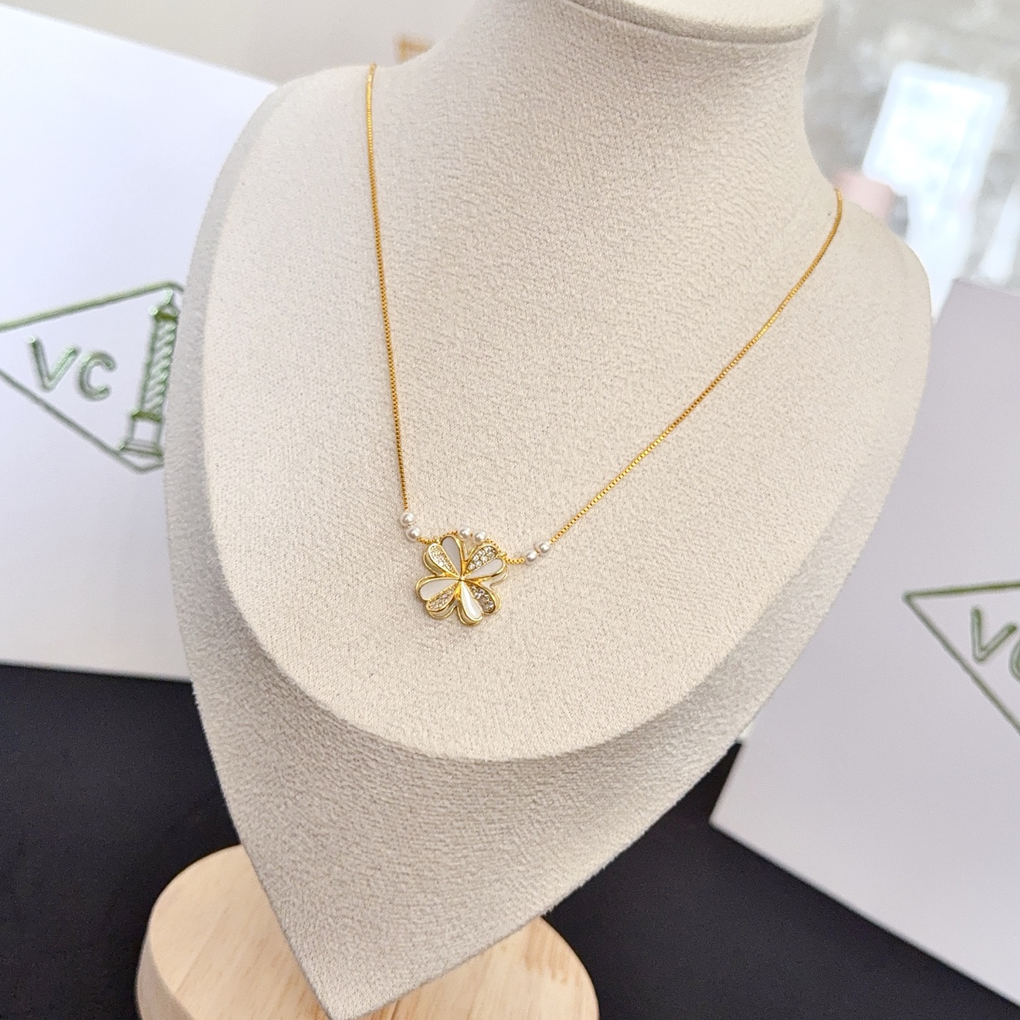 Van Cleef Arpels Collier Frivole or jaune nacre blanche diamant clair perle blanche 42cm