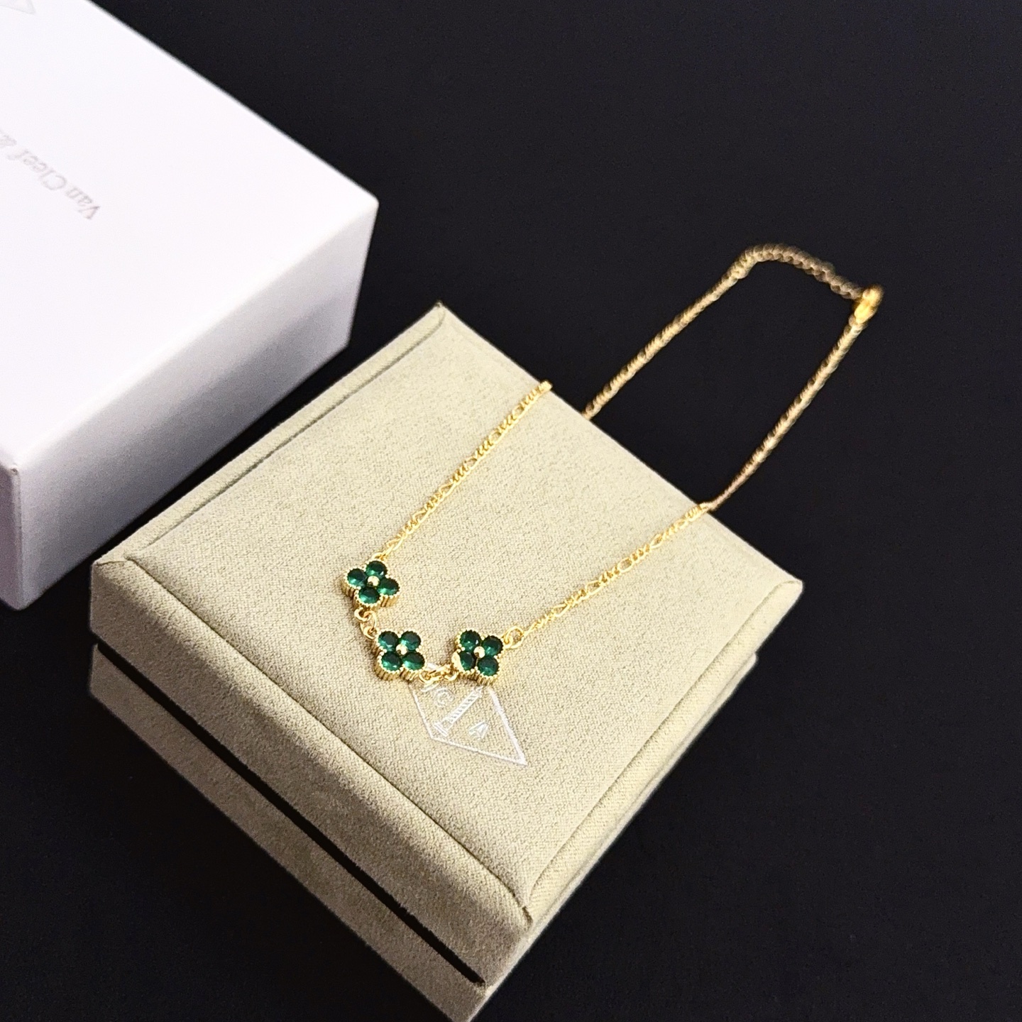Colar Van Cleef Arpels Alhambra ouro amarelo verde esmeralda 42 cm