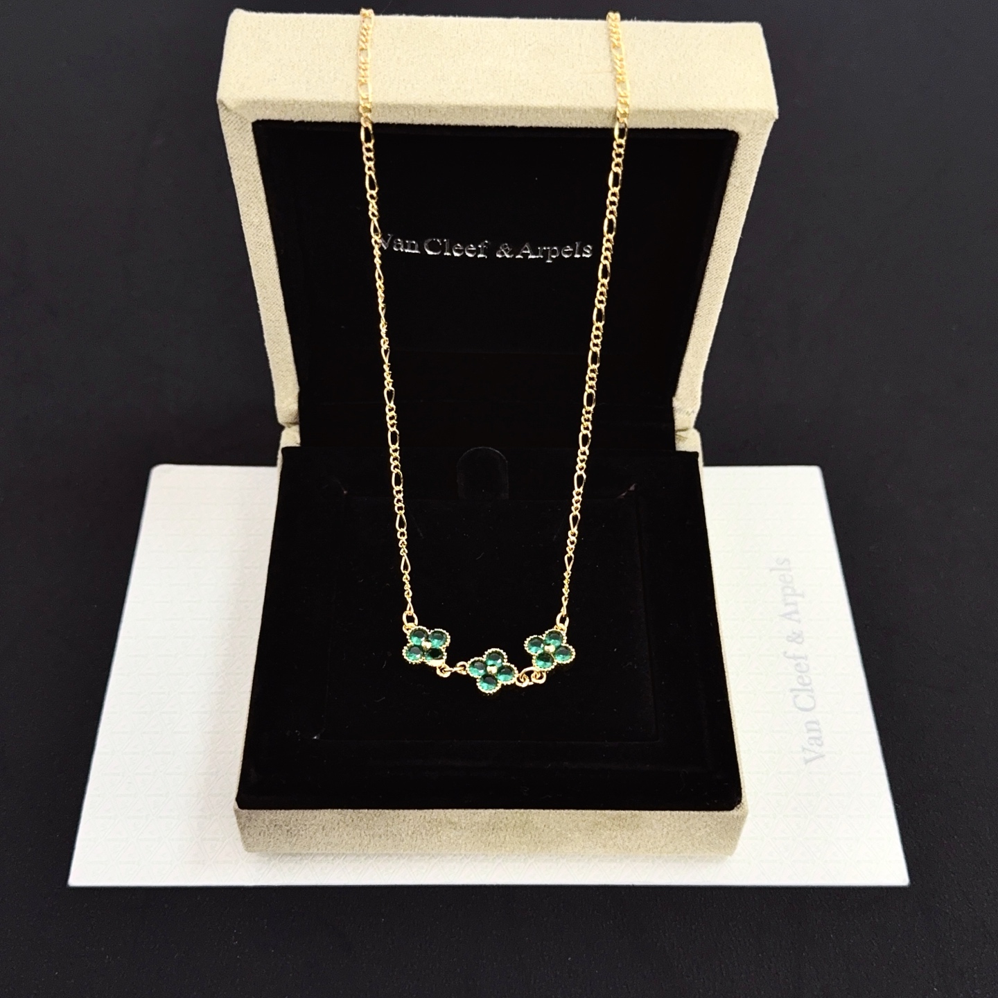 Colar Van Cleef Arpels Alhambra ouro amarelo verde esmeralda 42 cm